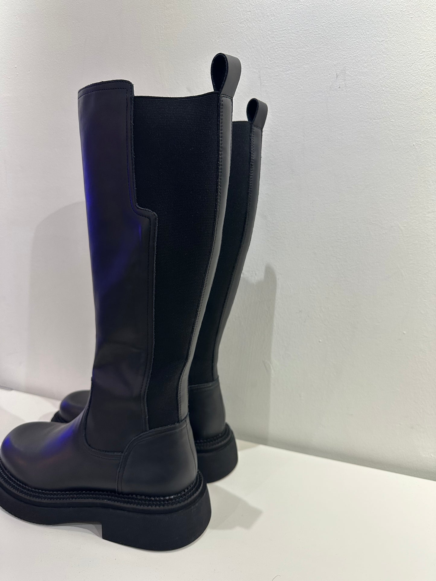 ROUND-TOE STRETCHY LEATHER LONG BOOTS