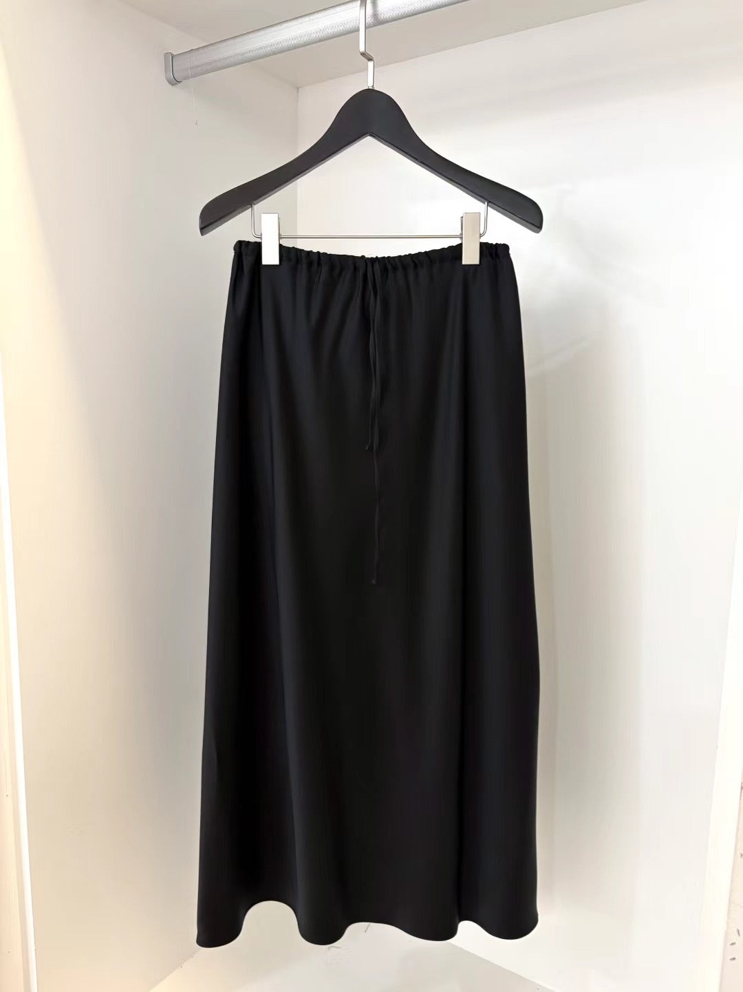 CLASSIC SATIN SKIRT