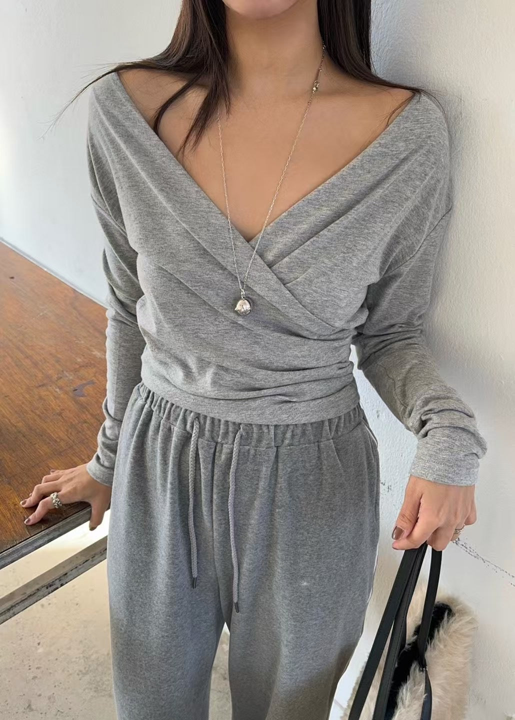 SLIM V NECK TOP