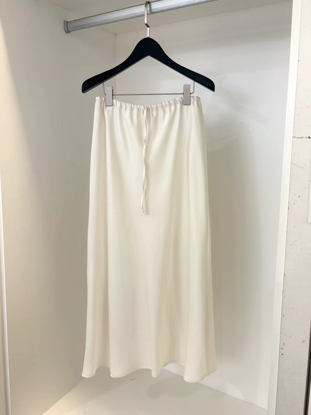 CLASSIC SATIN SKIRT