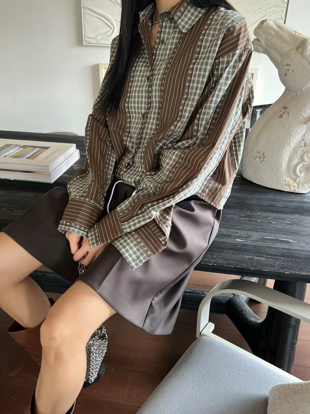 CONTRAST WAISTLINE STRAIGHT CUT SHORTS