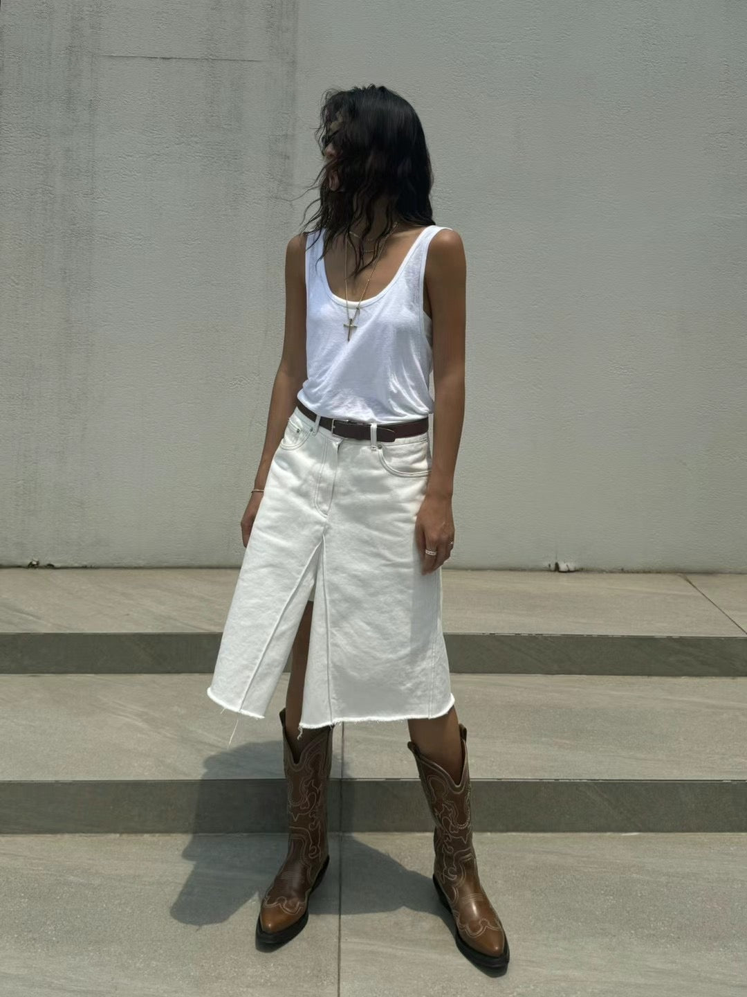 MID V CUT SKIRT