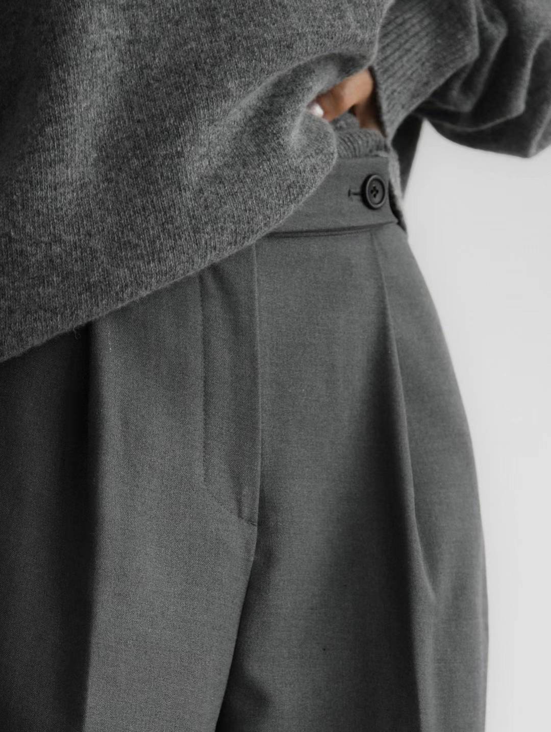 BUTTON STRAP PLEATS TROUSERS