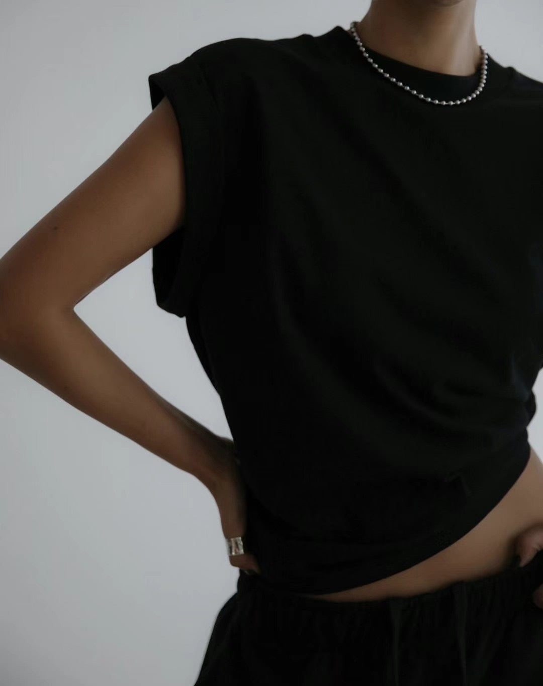 ROLL SLEEVES VEST