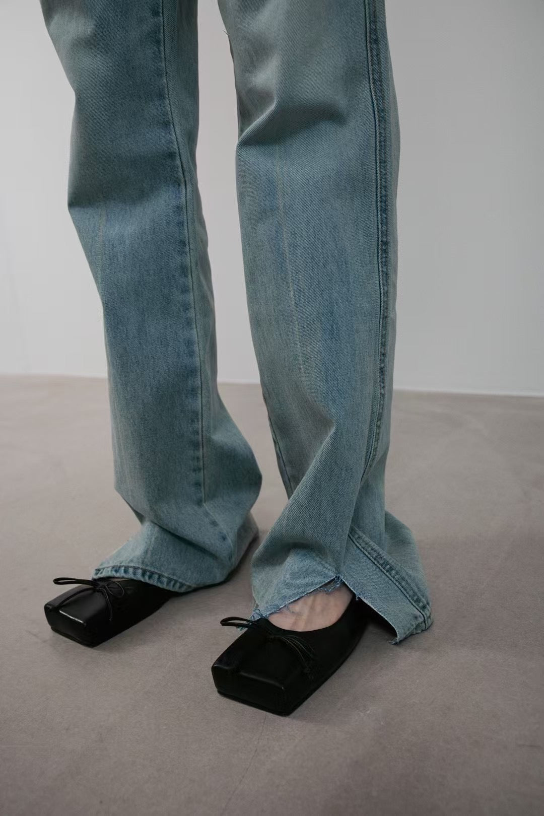 RIPPED SPLIT JEANS