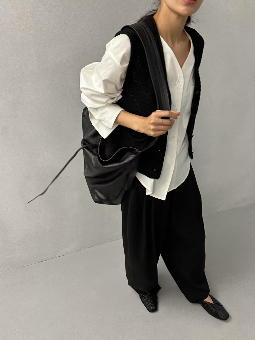 V NECK SLEEK KNIT VEST
