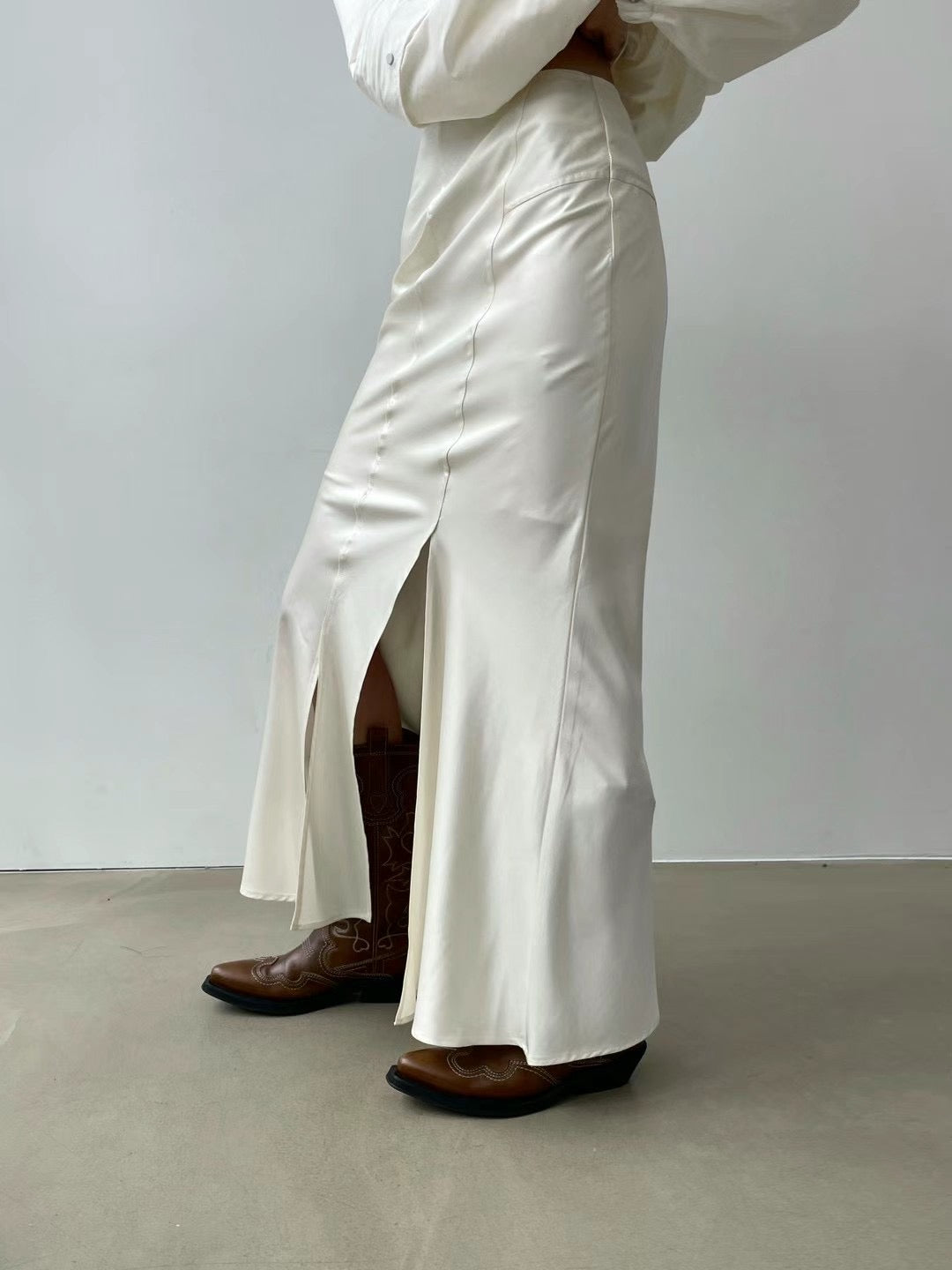 SLIM CUT SATIN SKIRT
