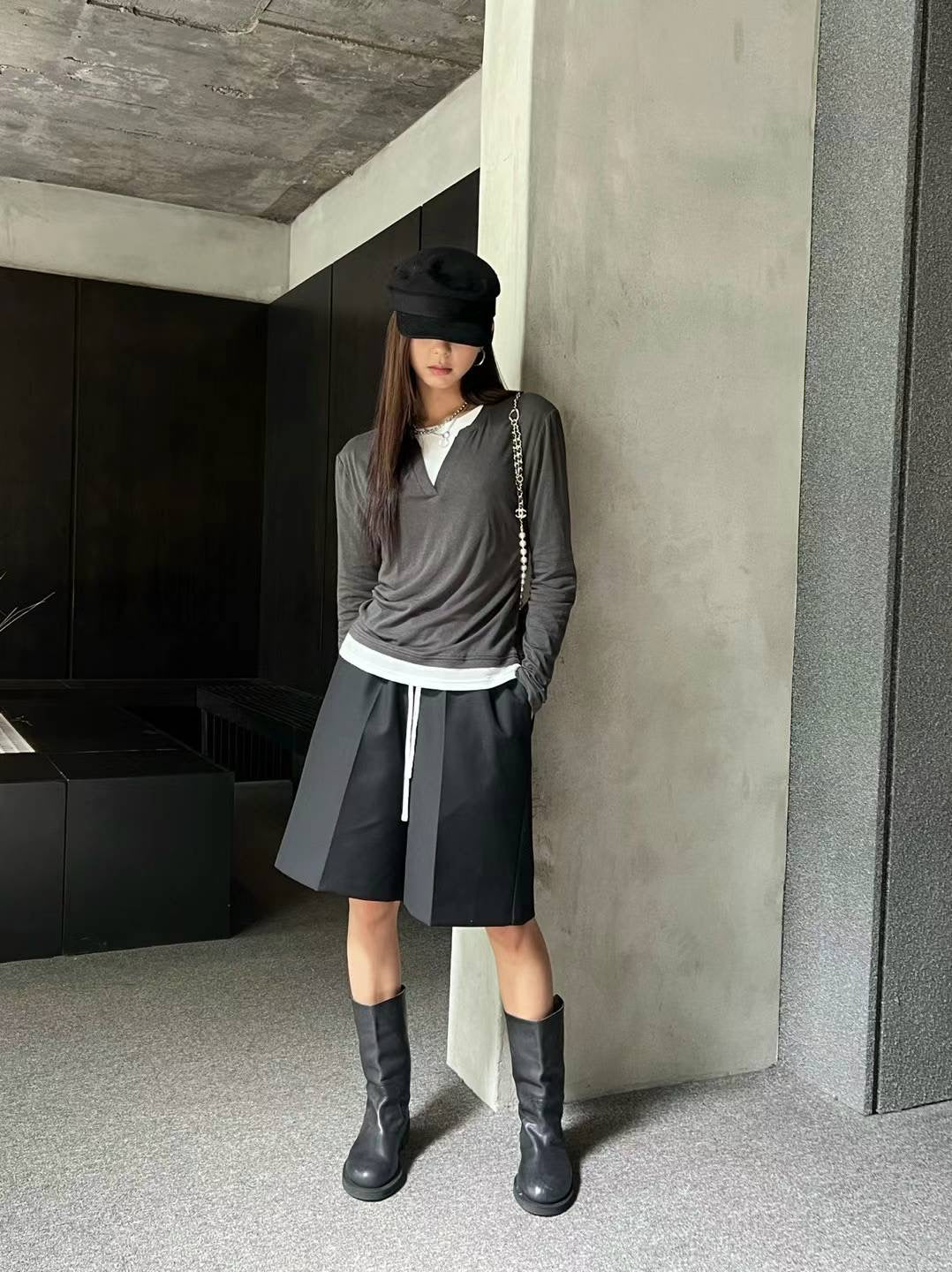CONTRAST WAISTLINE STRAIGHT CUT SHORTS