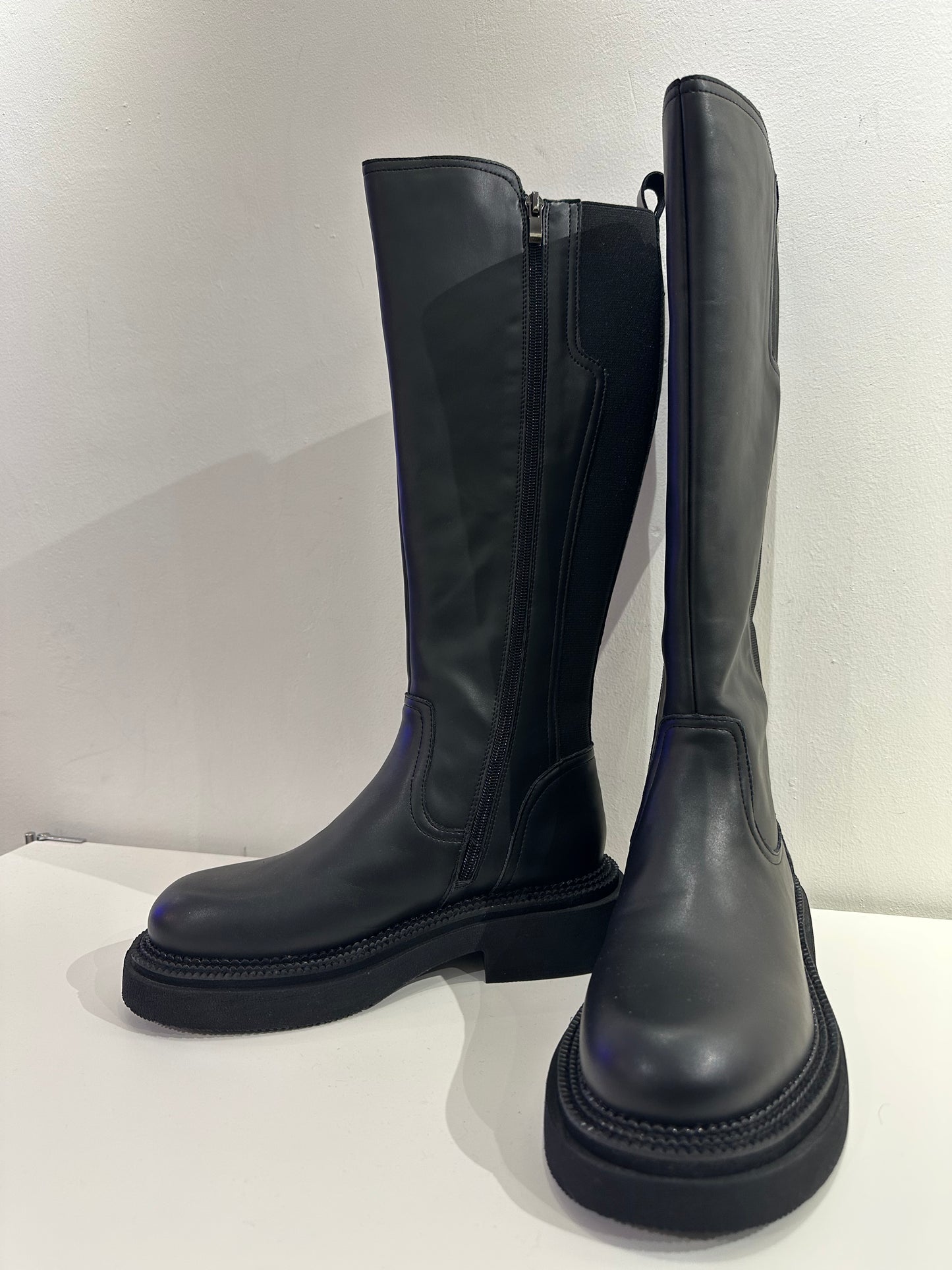 ROUND-TOE STRETCHY LEATHER LONG BOOTS