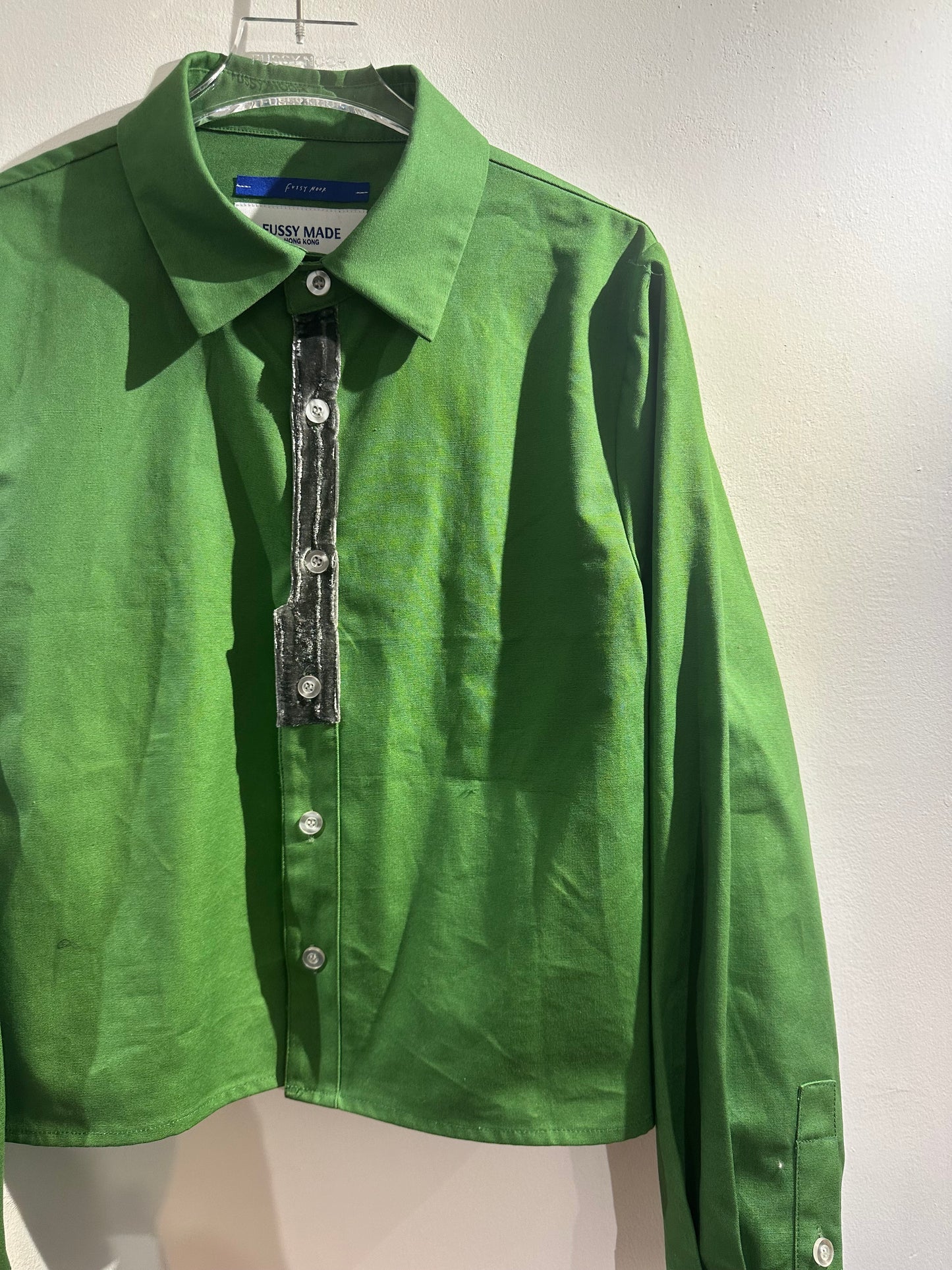 • FUSSY MADE • VELVET DELTAILED GREEN CROP SHIRT