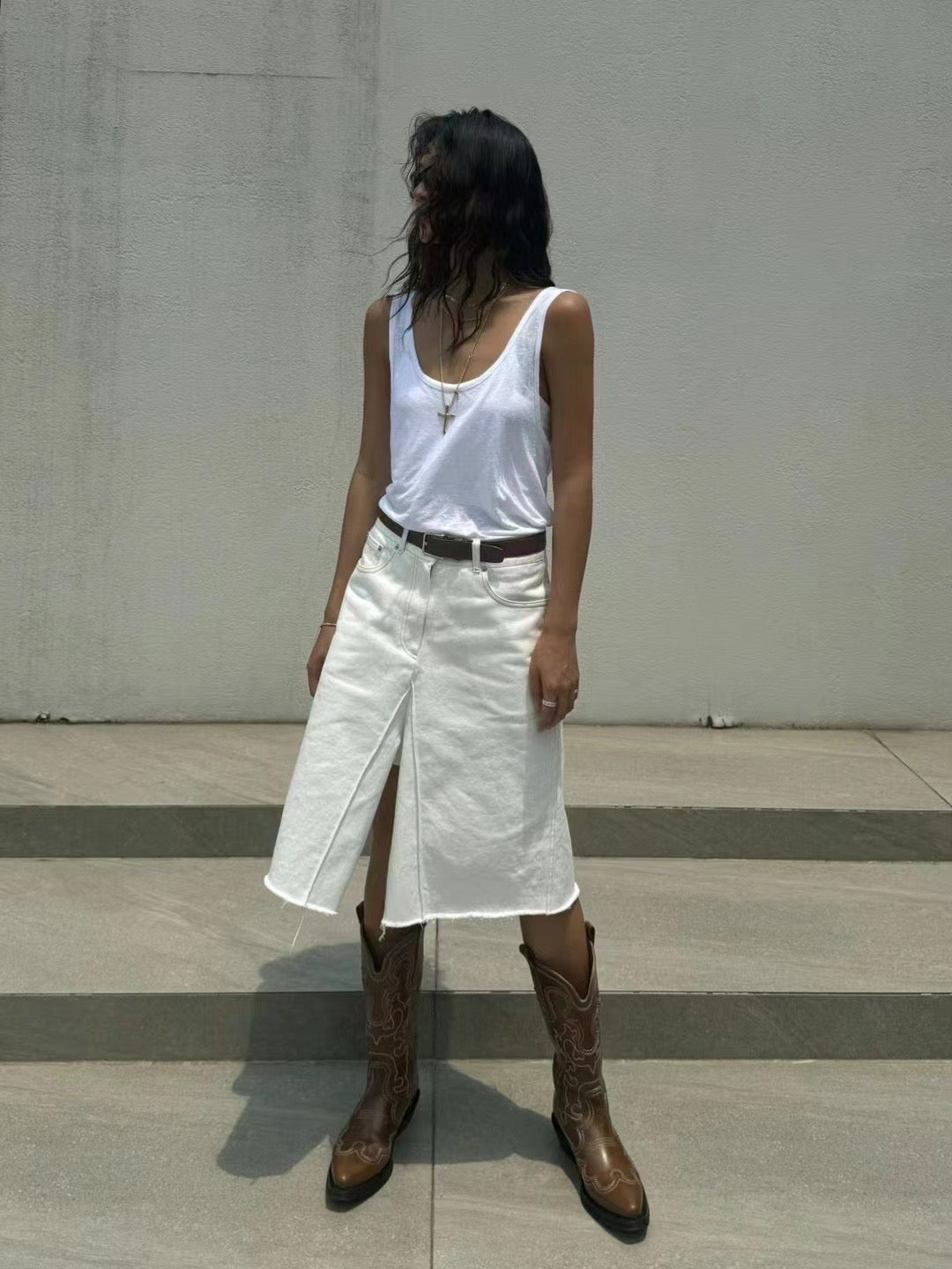 MID V CUT SKIRT