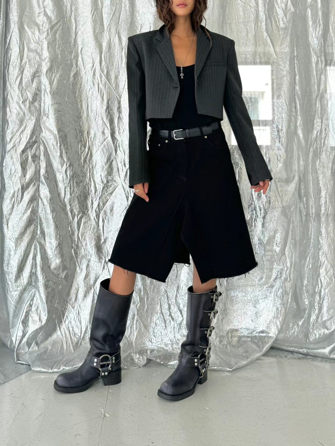 MID V CUT SKIRT