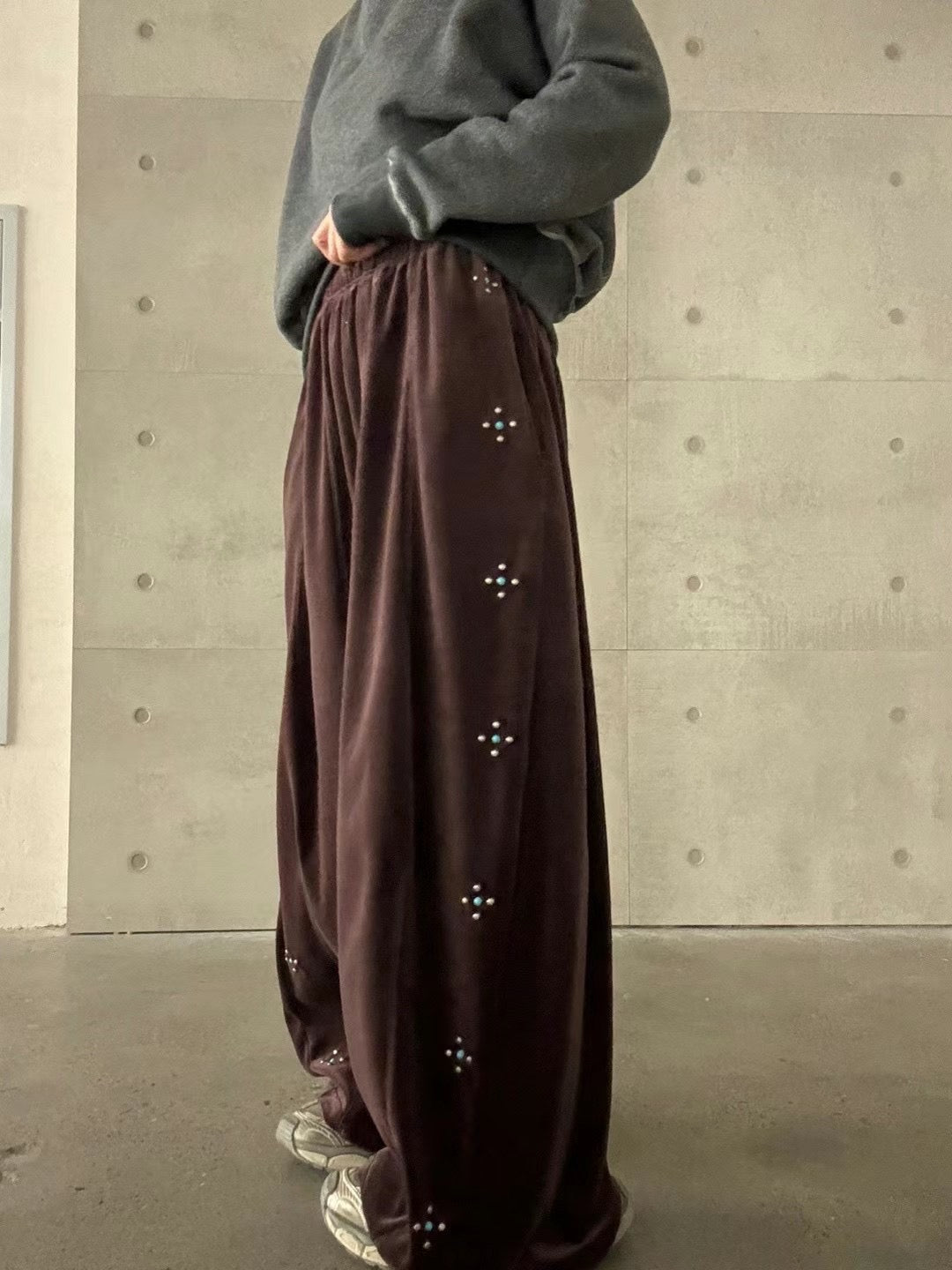 STAR STUDS VELVET PANTS
