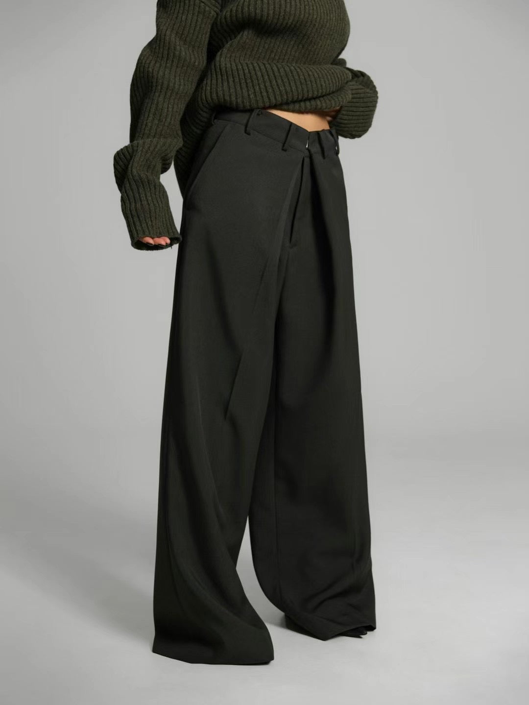 V PLEATED TROUSERS