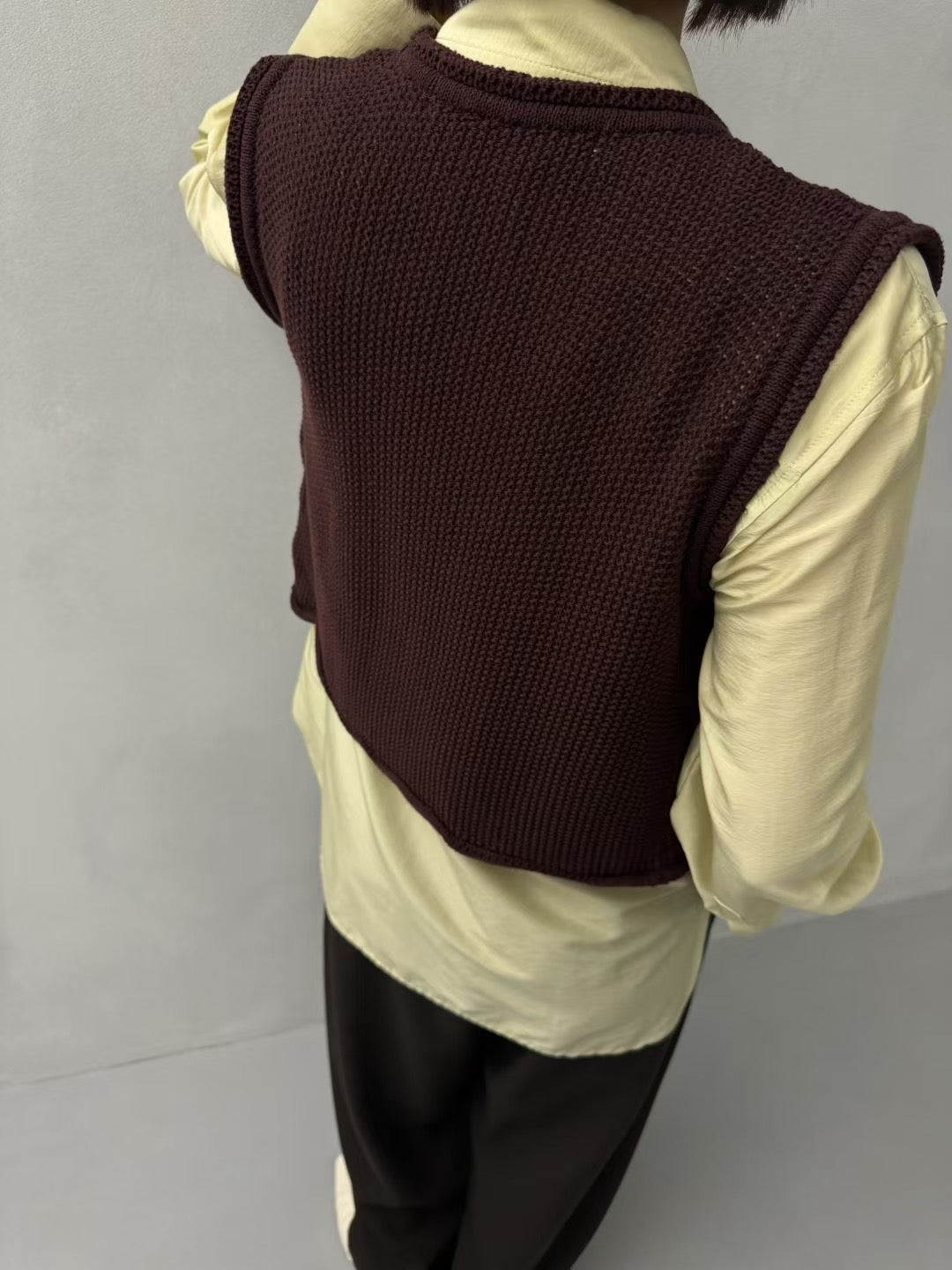 V NECK SLEEK KNIT VEST
