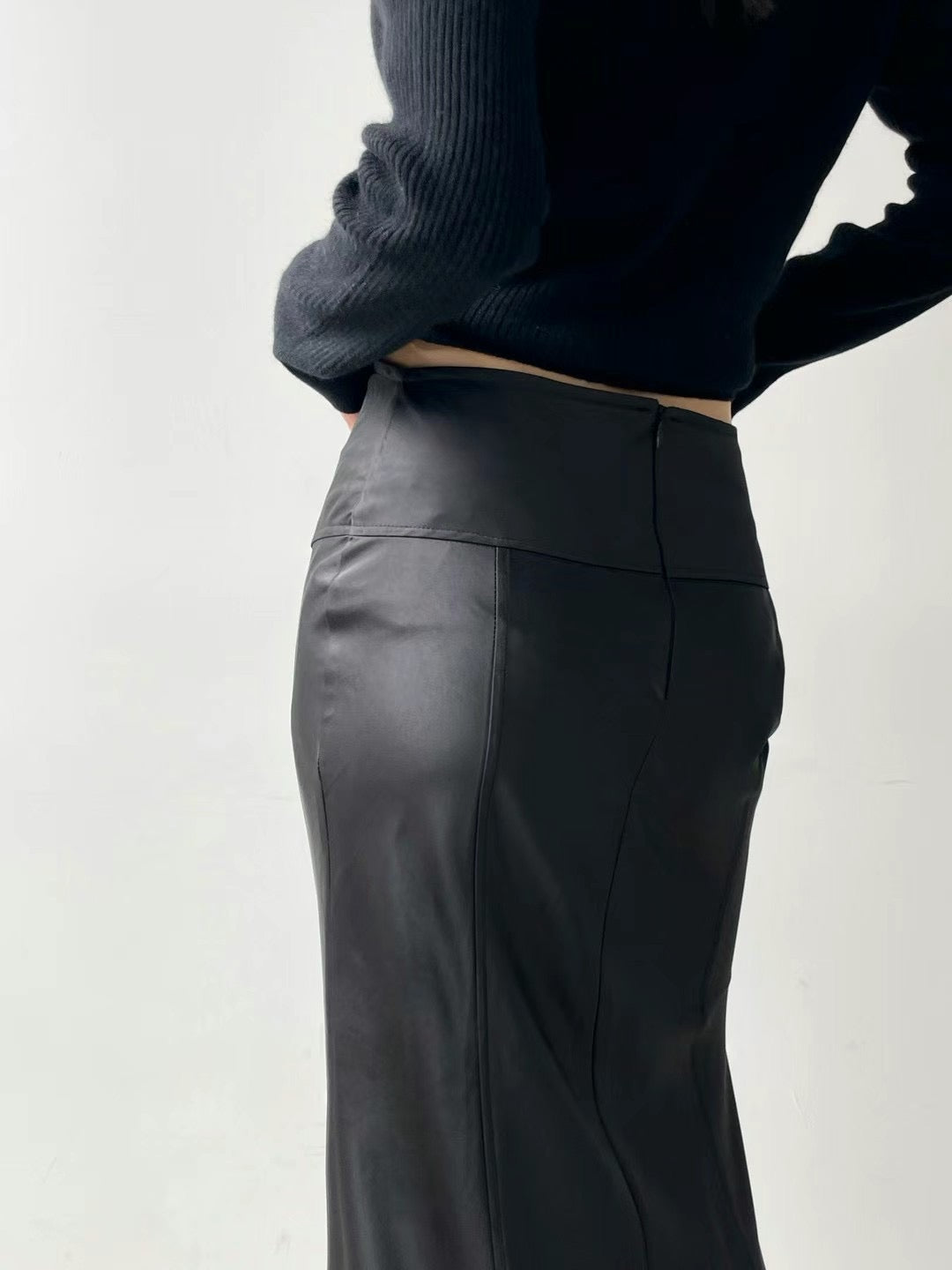 SLIM CUT SATIN SKIRT