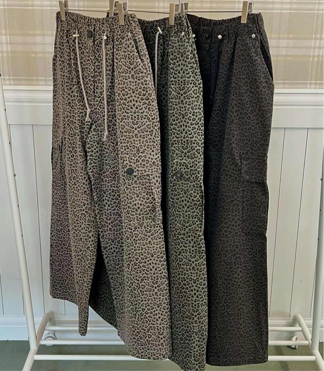DRAWSTRING LEOPARD CHINO PANTS