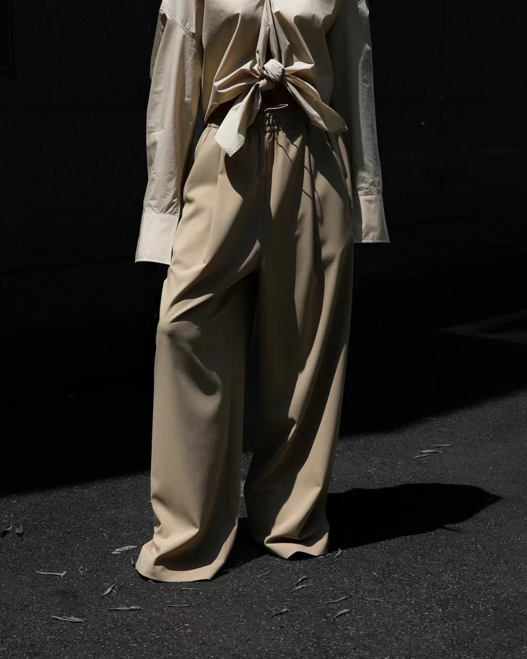 DRAWSTRING WAIST PLEATED CHILL TROUSERS
