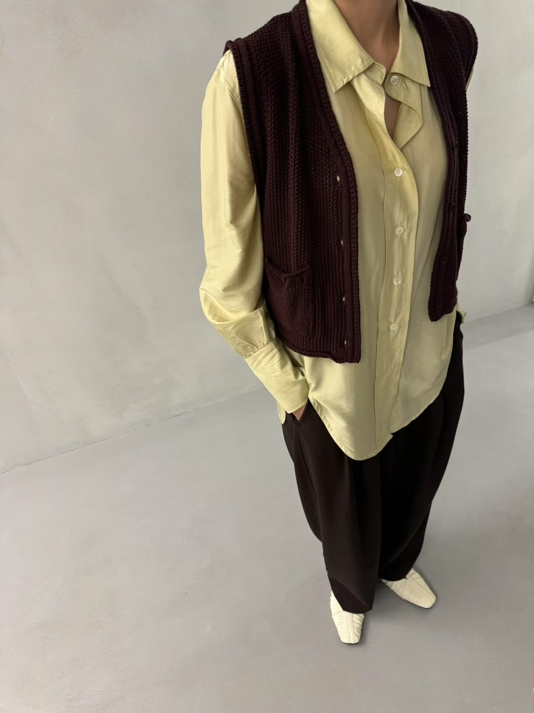 V NECK SLEEK KNIT VEST