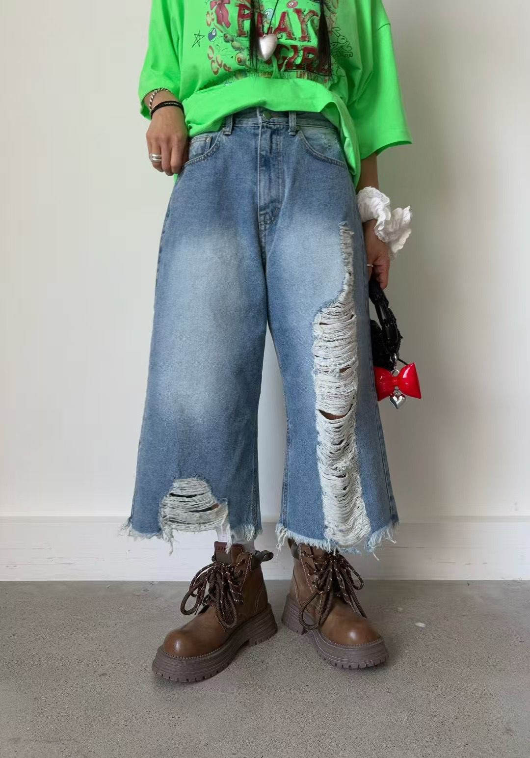 RIPPED CAPRI JEANS