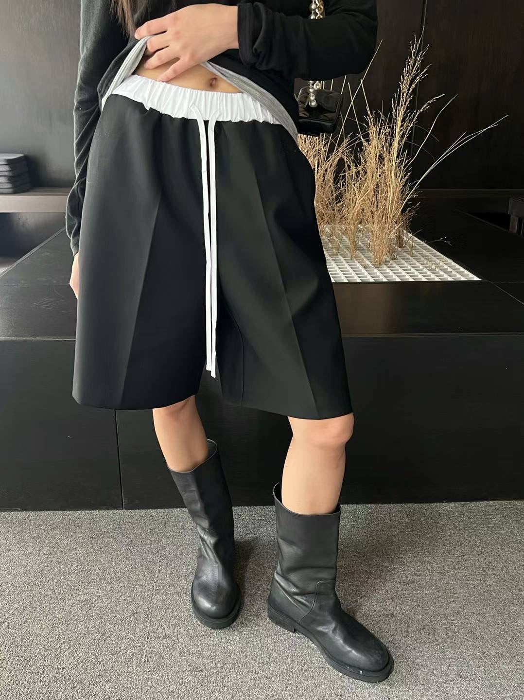 CONTRAST WAISTLINE STRAIGHT CUT SHORTS