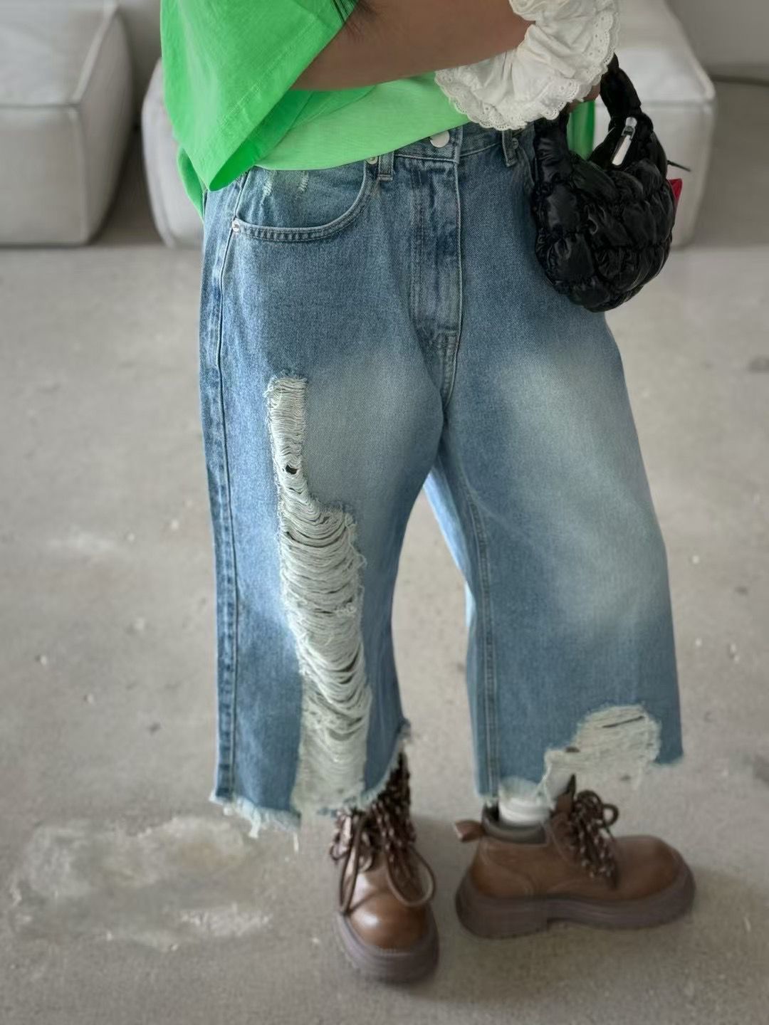 RIPPED CAPRI JEANS