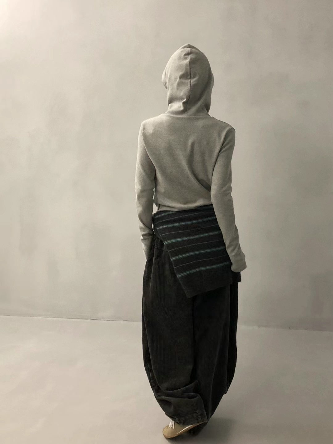 MODERN FIT HOODIE