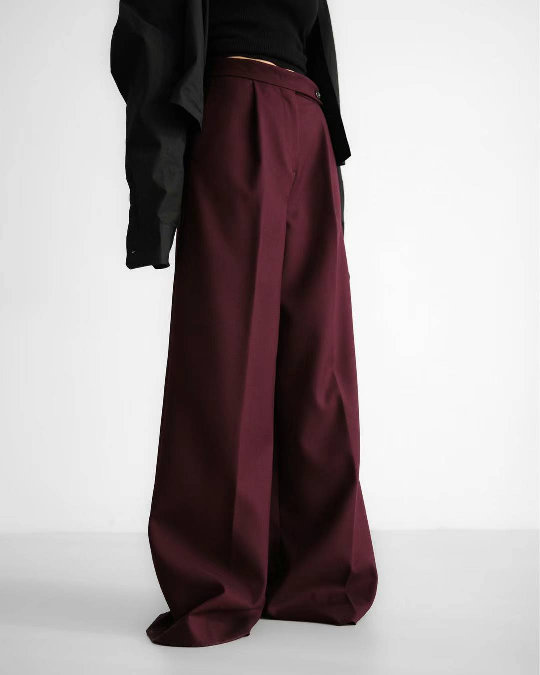 BUTTON STRAP PLEATS TROUSERS