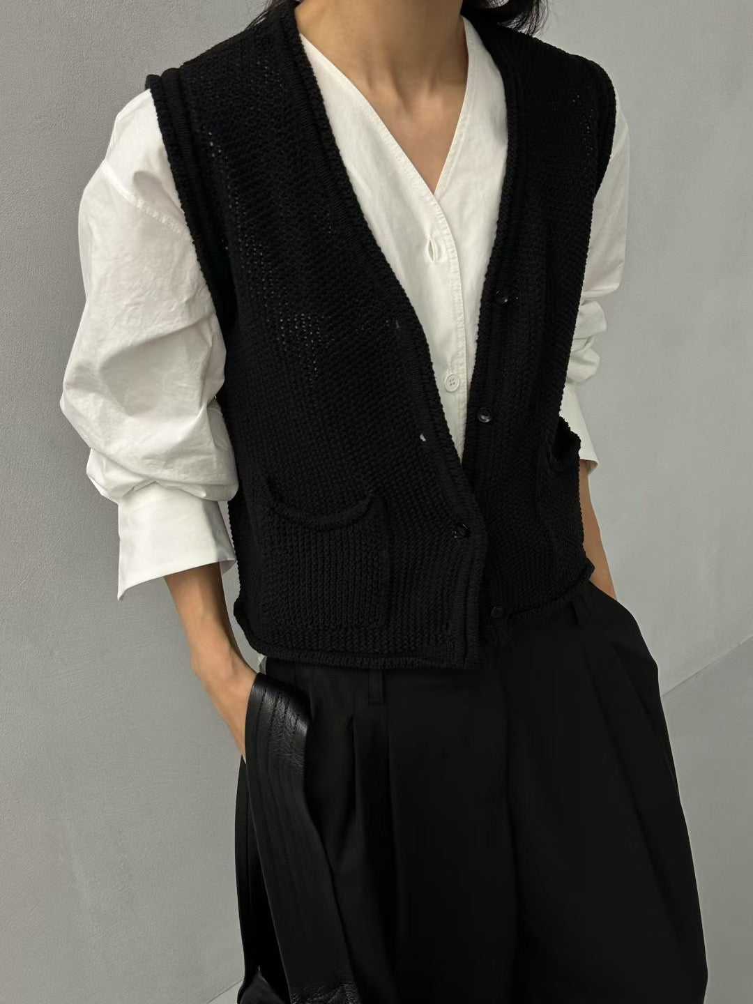 V NECK SLEEK KNIT VEST
