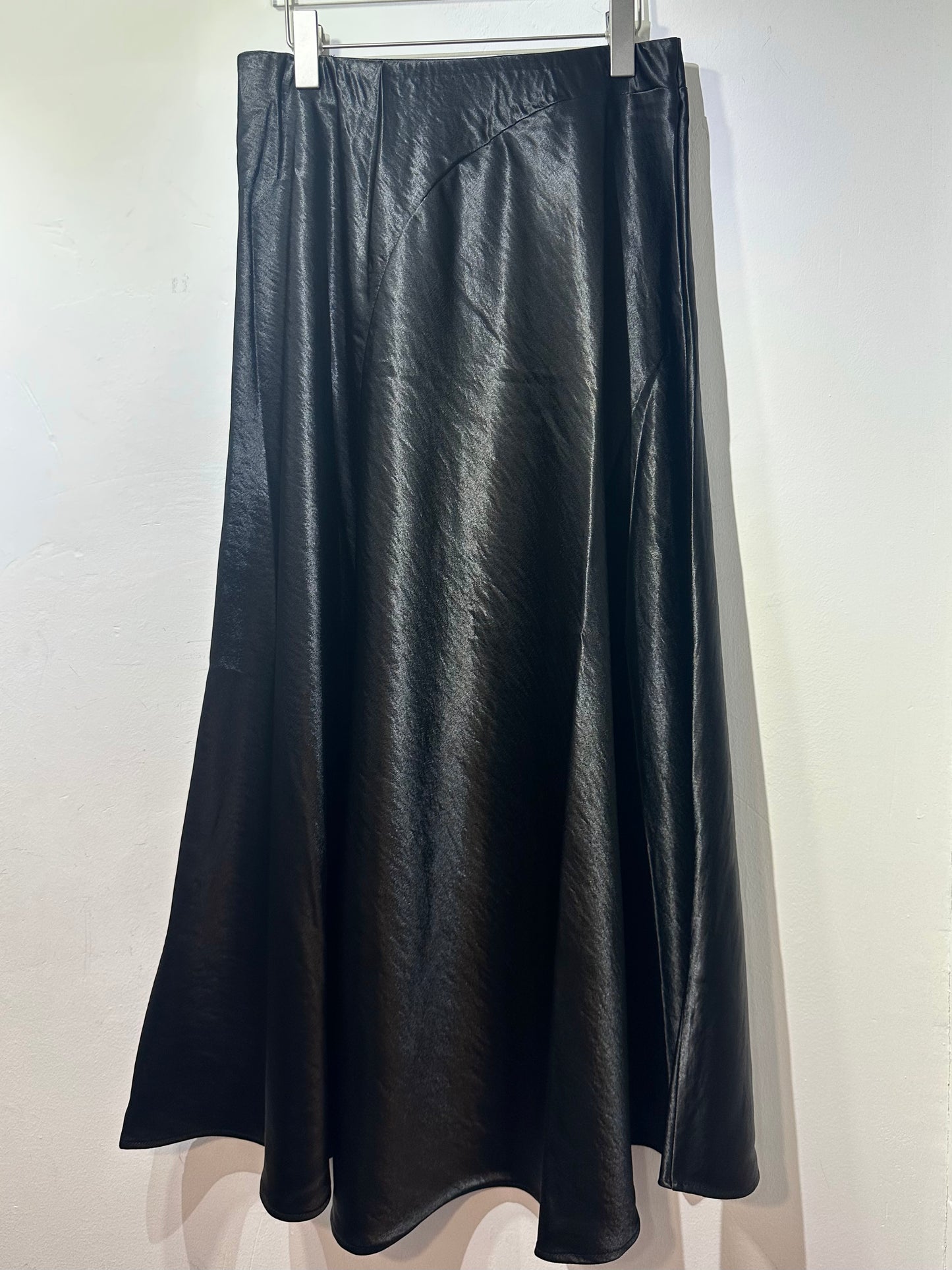 CURVE SEAM SATIN SKIRT