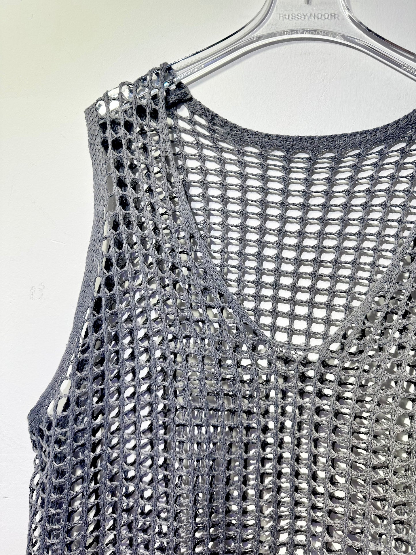 V NECK LIGHT KNIT VEST