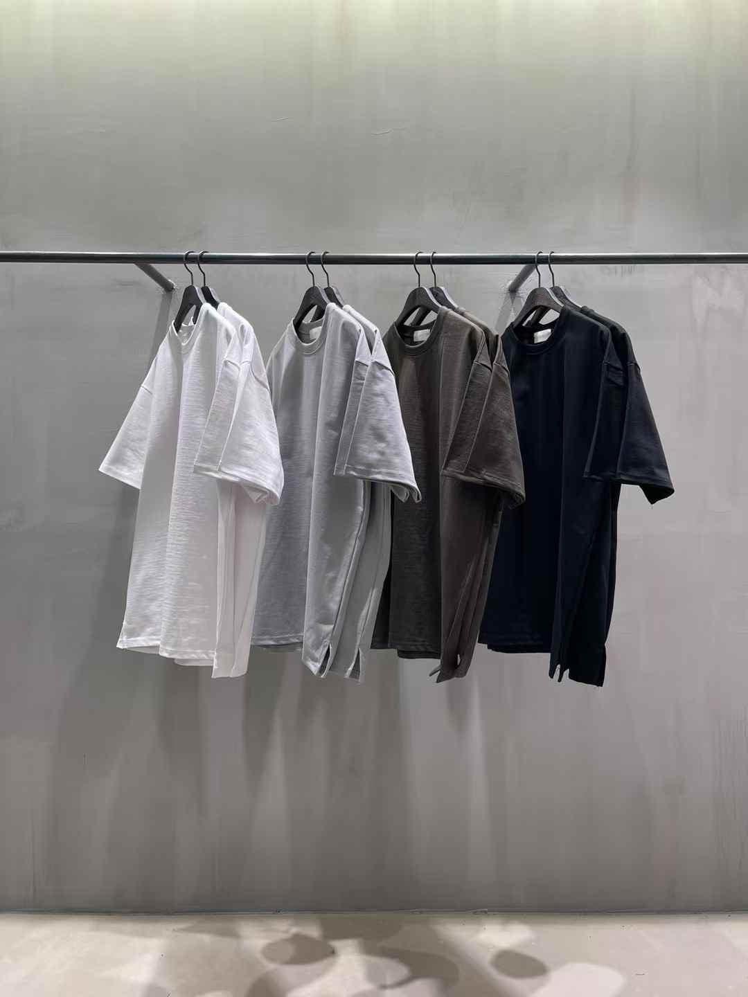 ROOMY SPLIT HEM TEE