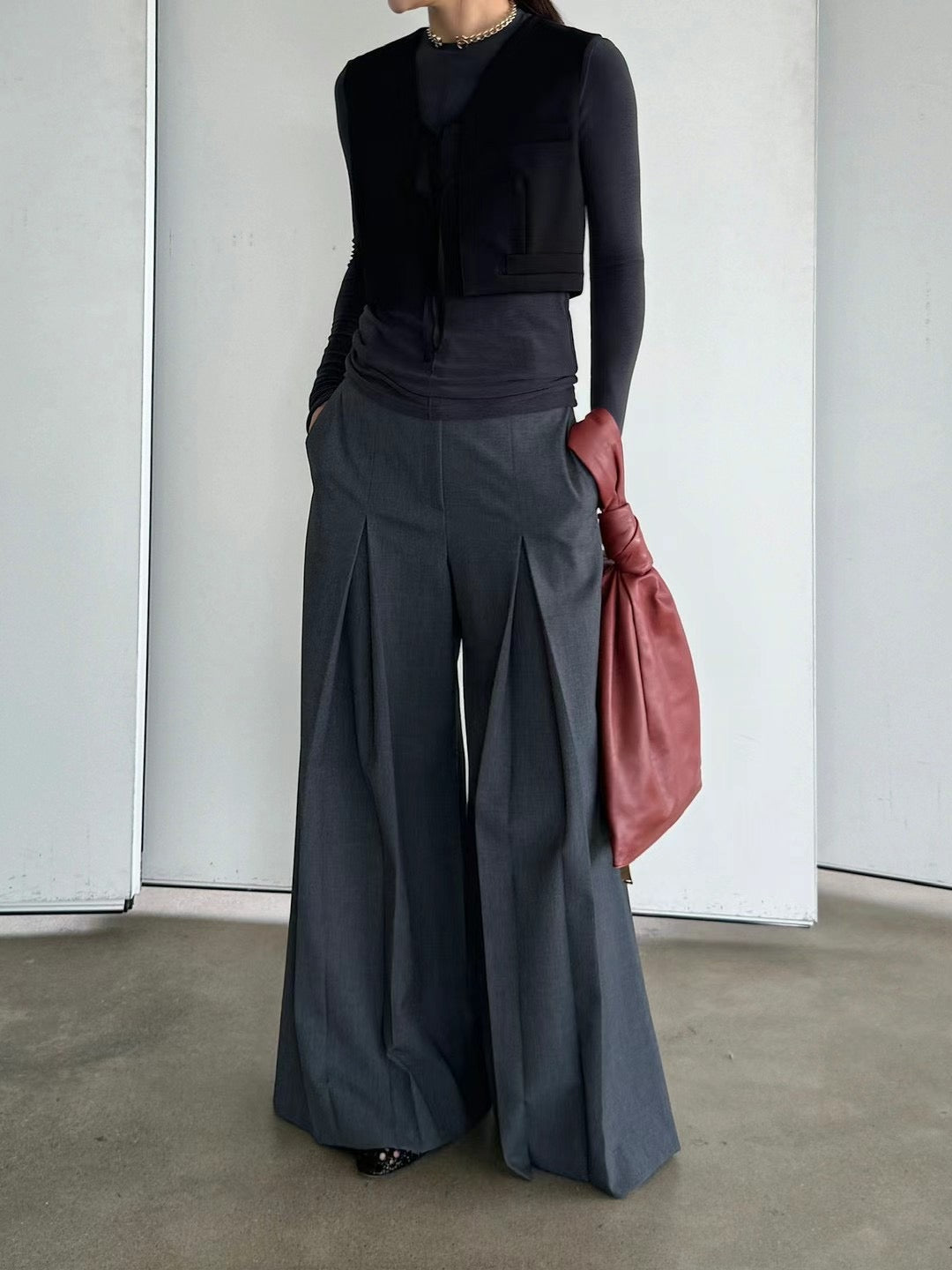 V PLEAT WIDE LEGGED PANTS