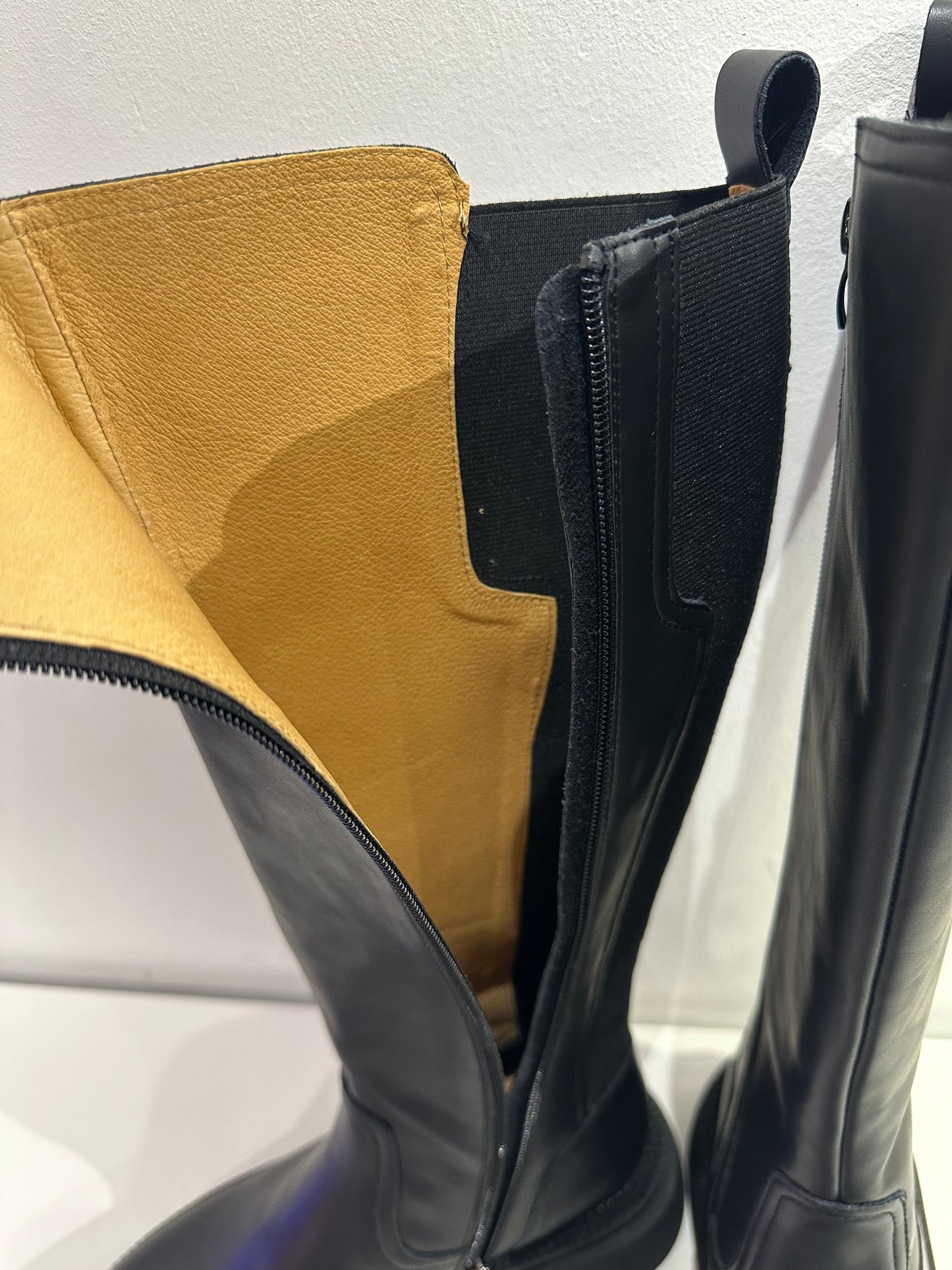 ROUND-TOE STRETCHY LEATHER LONG BOOTS
