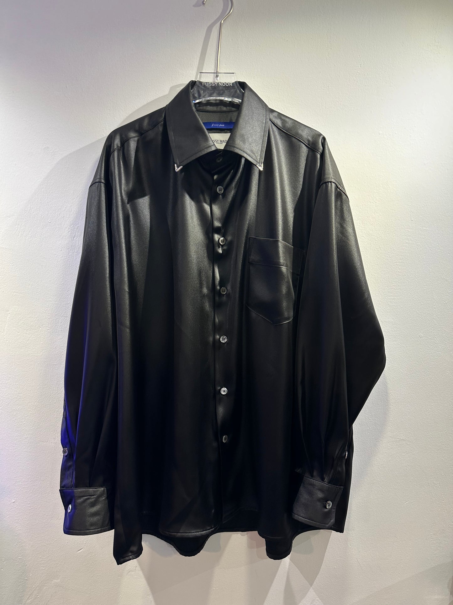 • FUSSY MADE • COLLAR TIPS SATIN SHIRT ( BLACK )