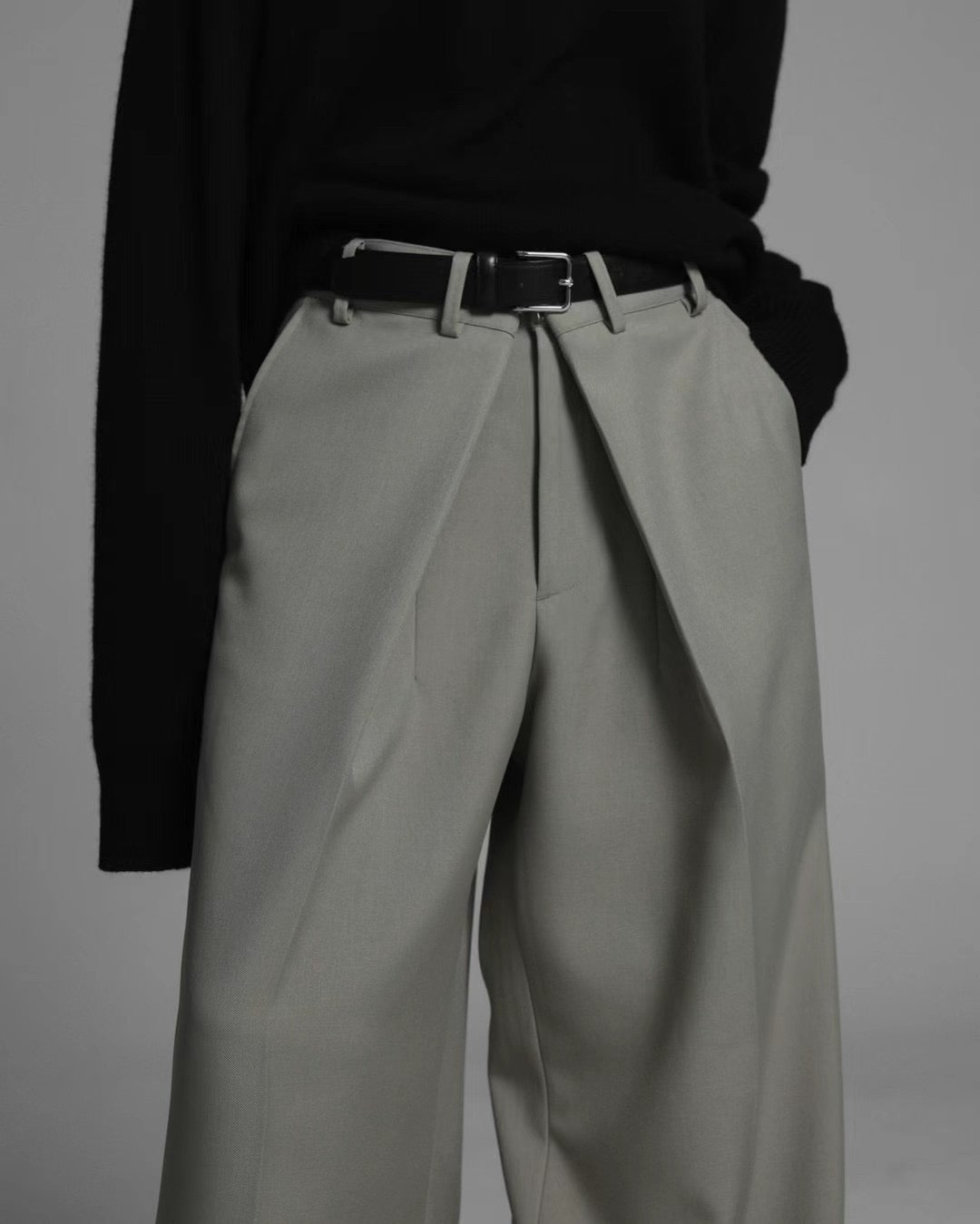 V PLEATED TROUSERS