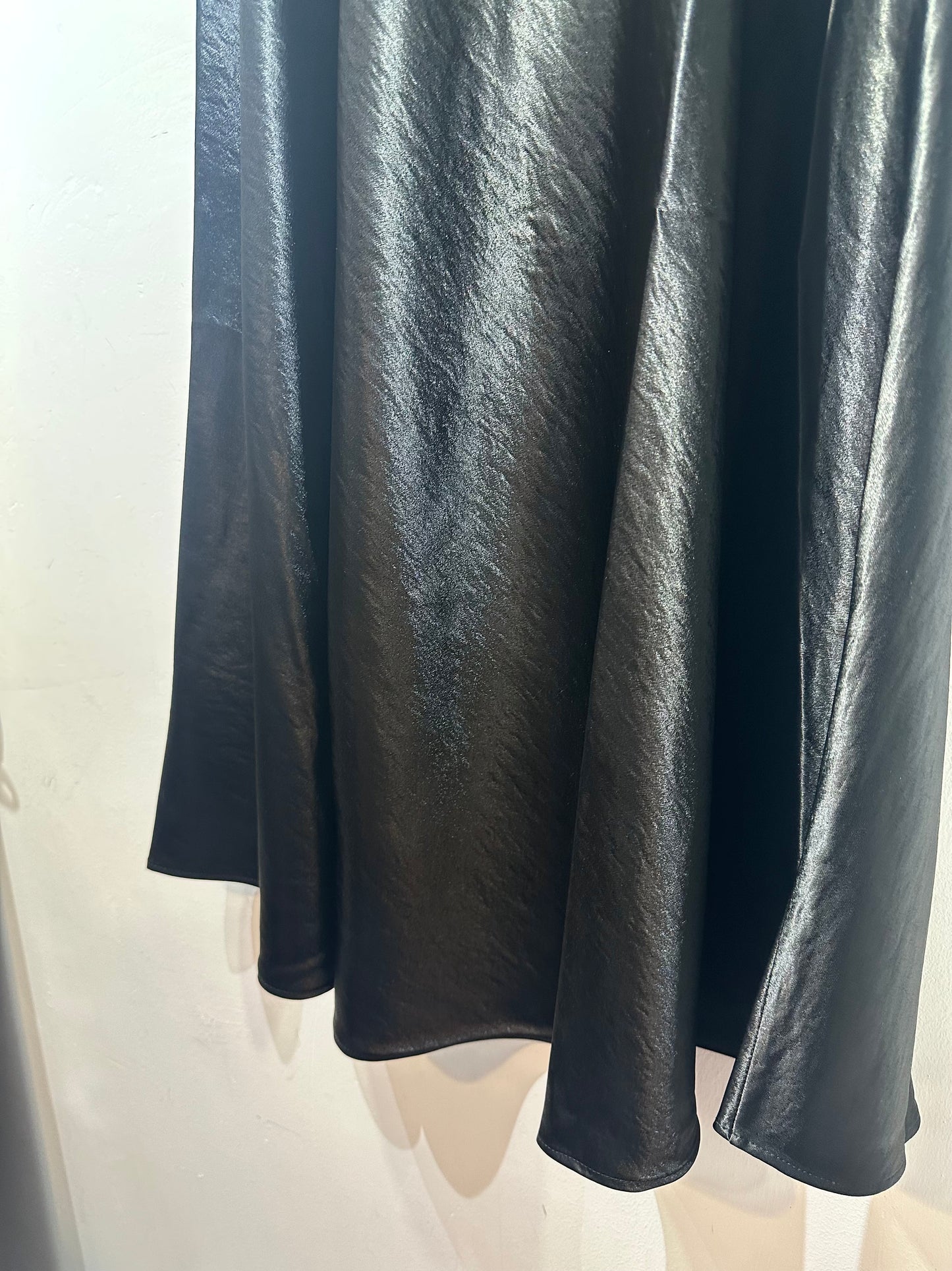 CURVE SEAM SATIN SKIRT