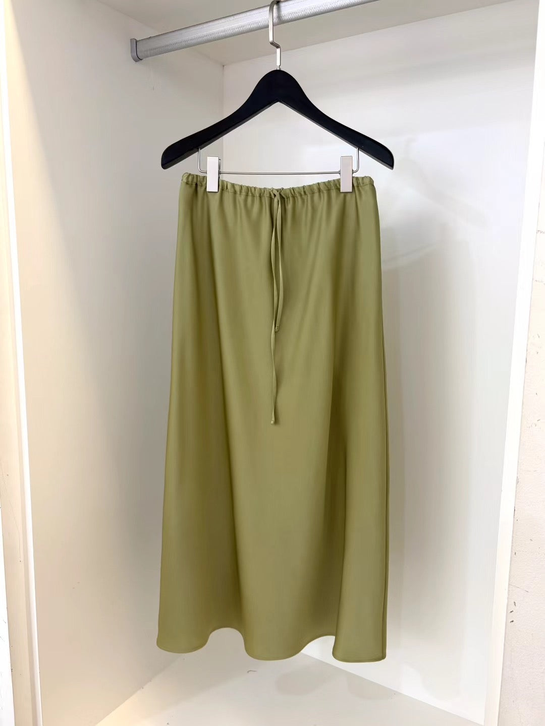 CLASSIC SATIN SKIRT