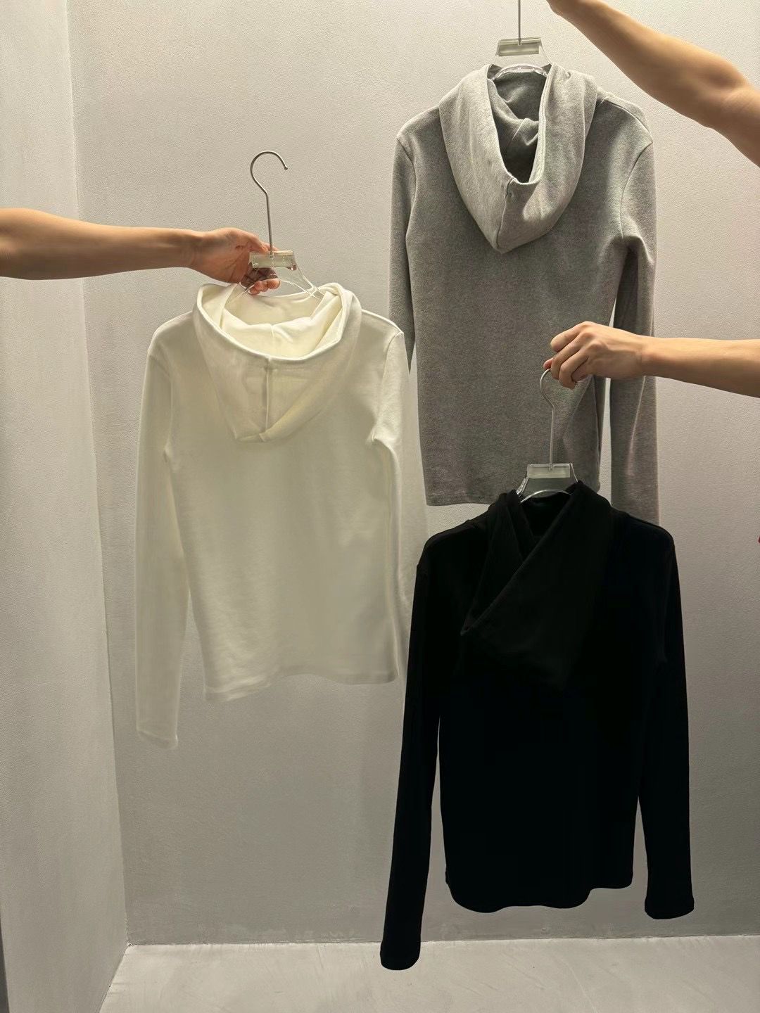 MODERN FIT HOODIE