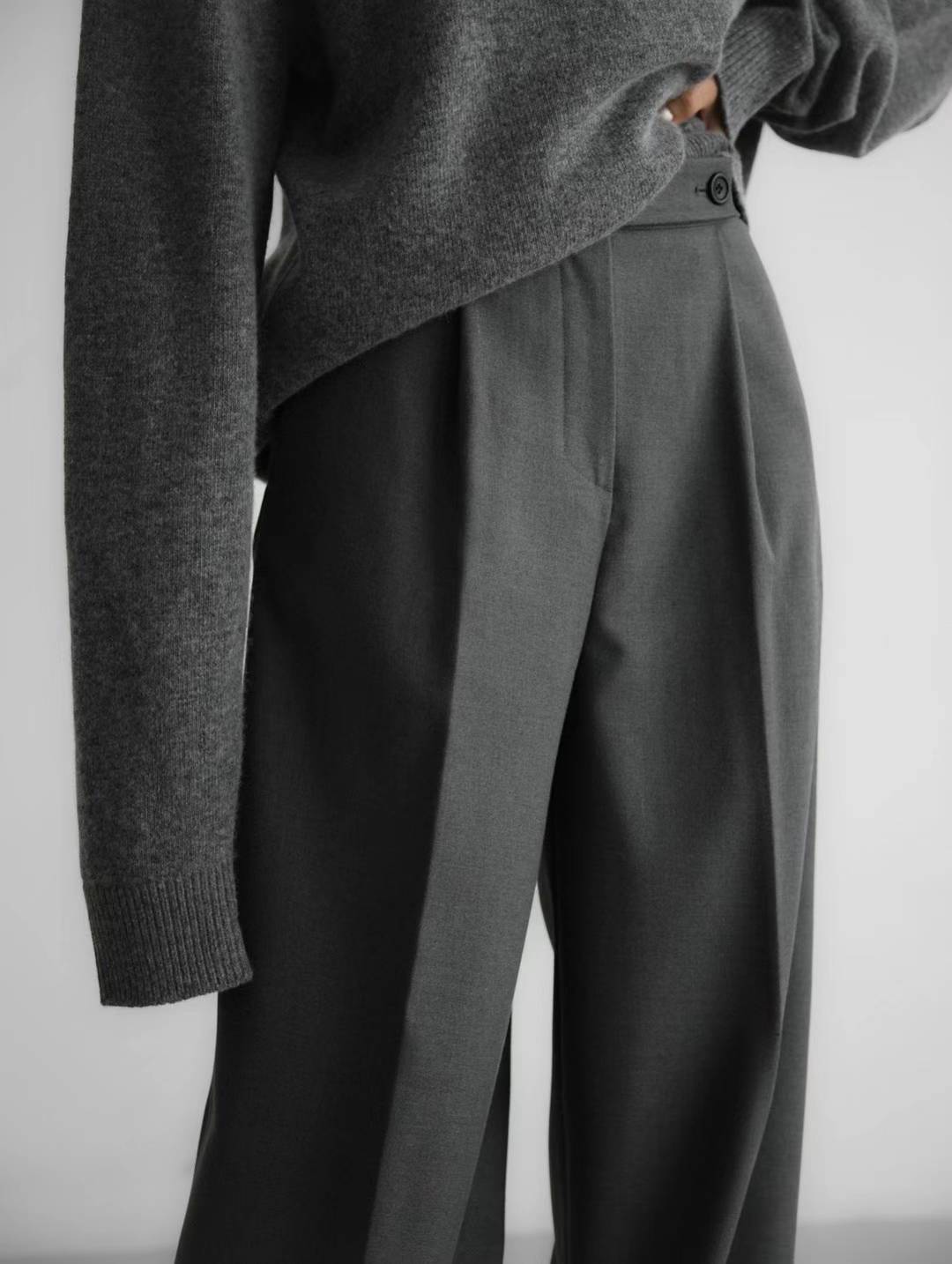 BUTTON STRAP PLEATS TROUSERS