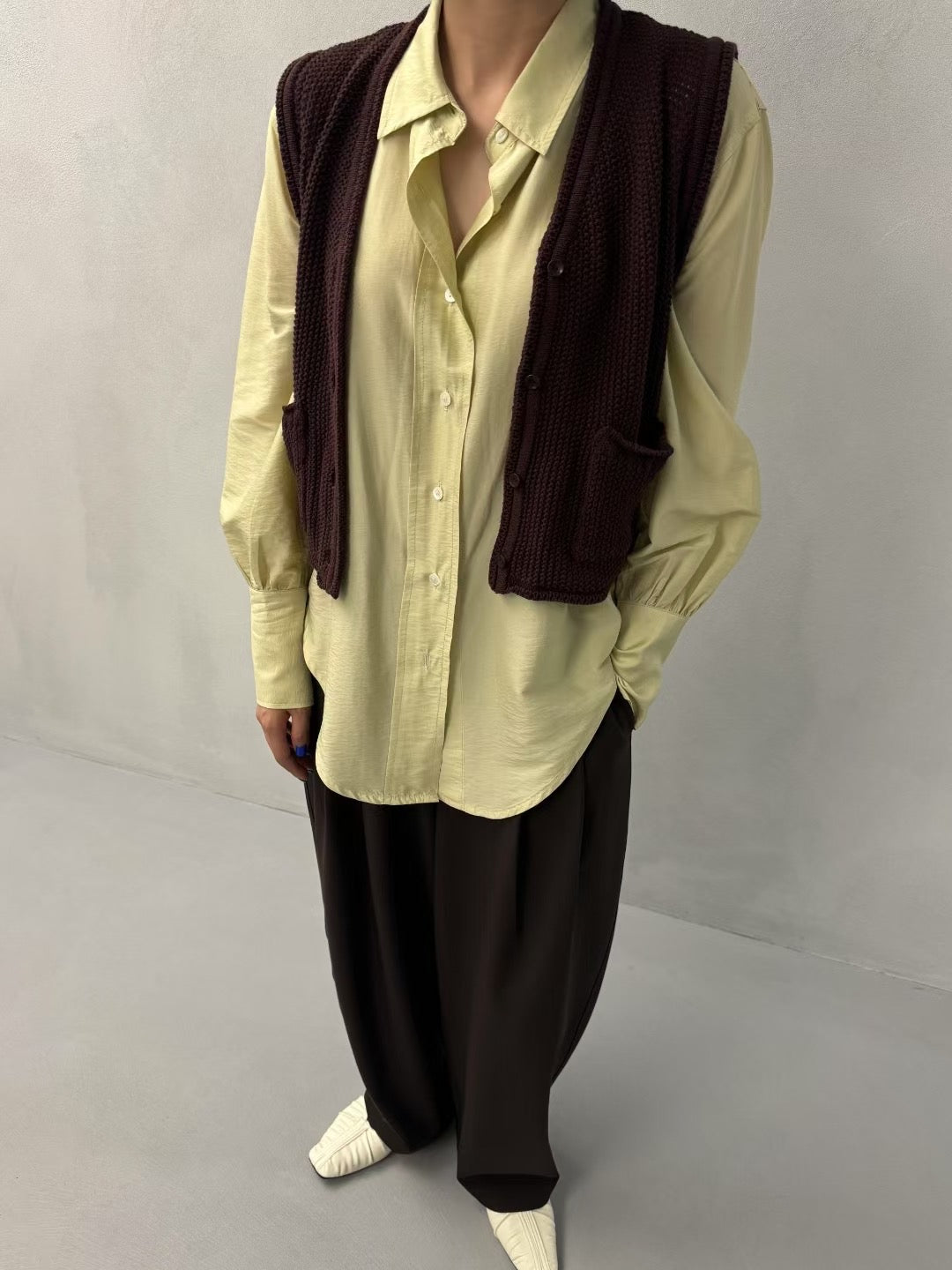 V NECK SLEEK KNIT VEST