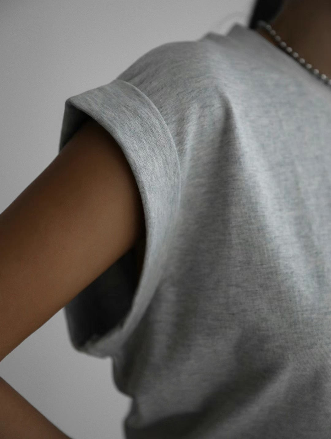 ROLL SLEEVES VEST