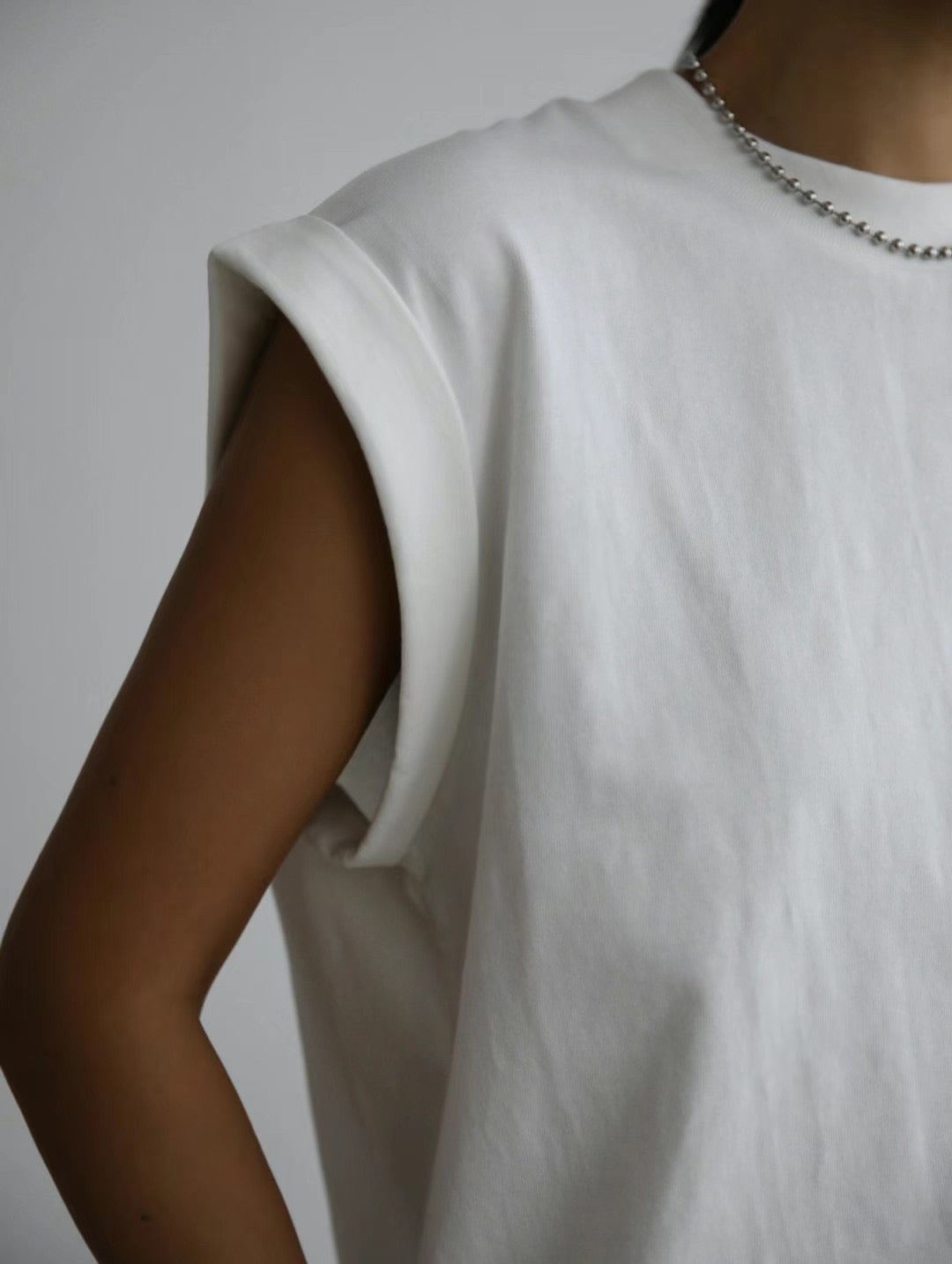 ROLL SLEEVES VEST