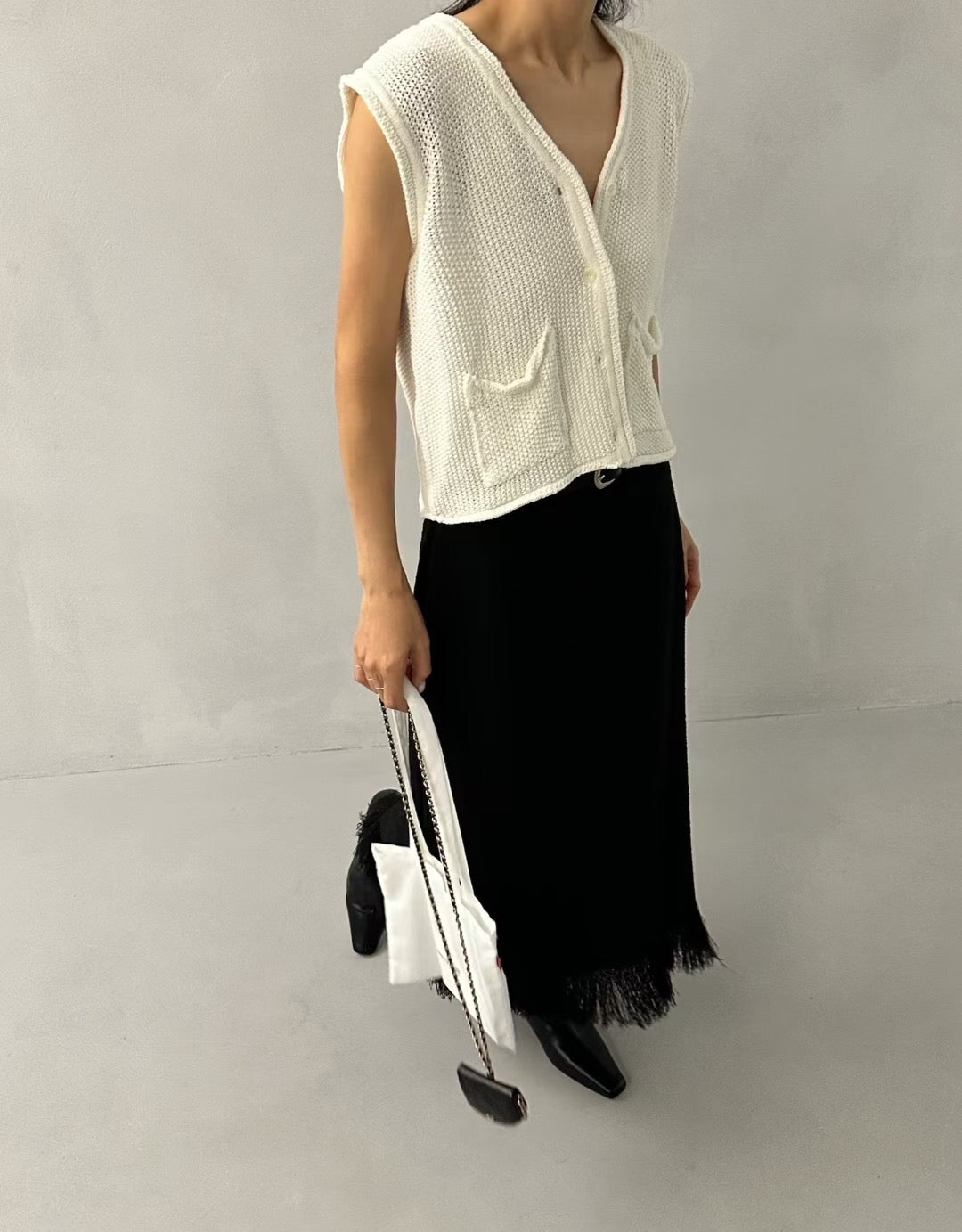 V NECK SLEEK KNIT VEST