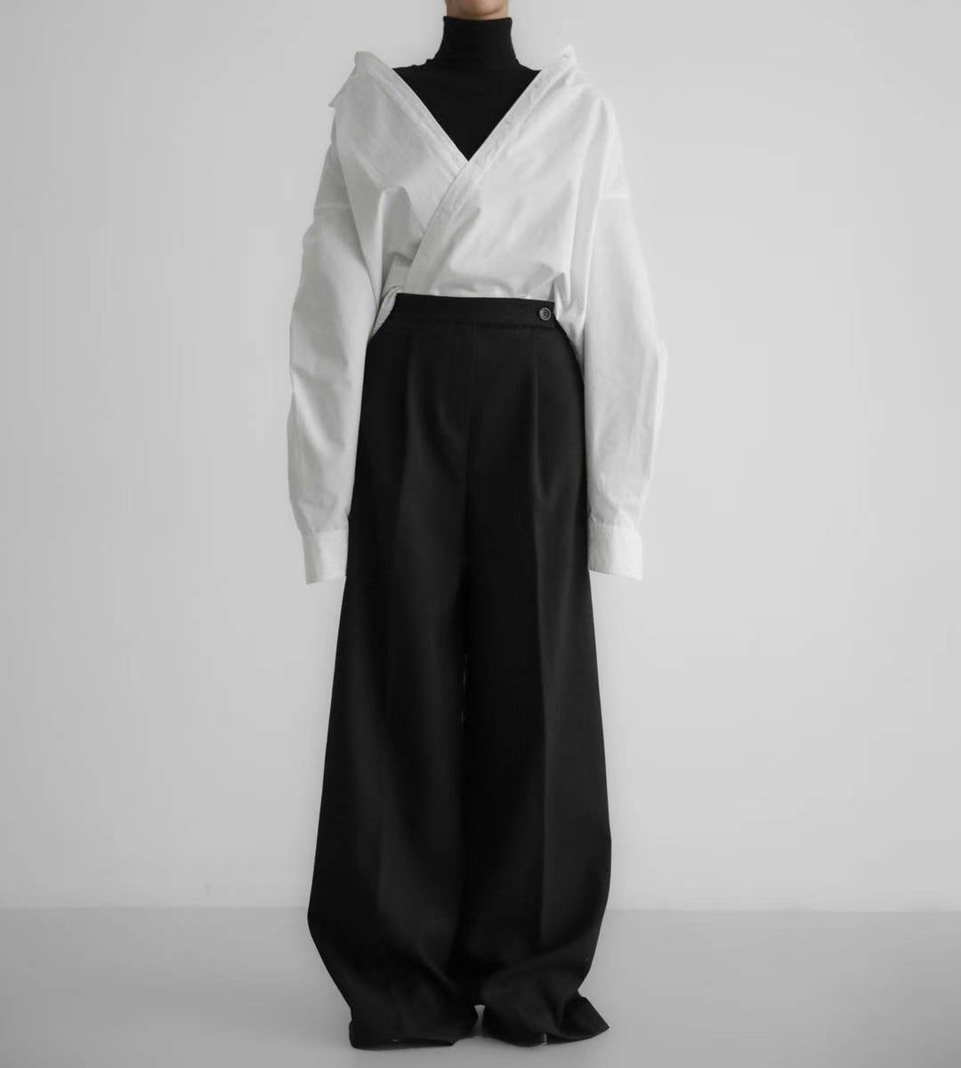 BUTTON STRAP PLEATS TROUSERS