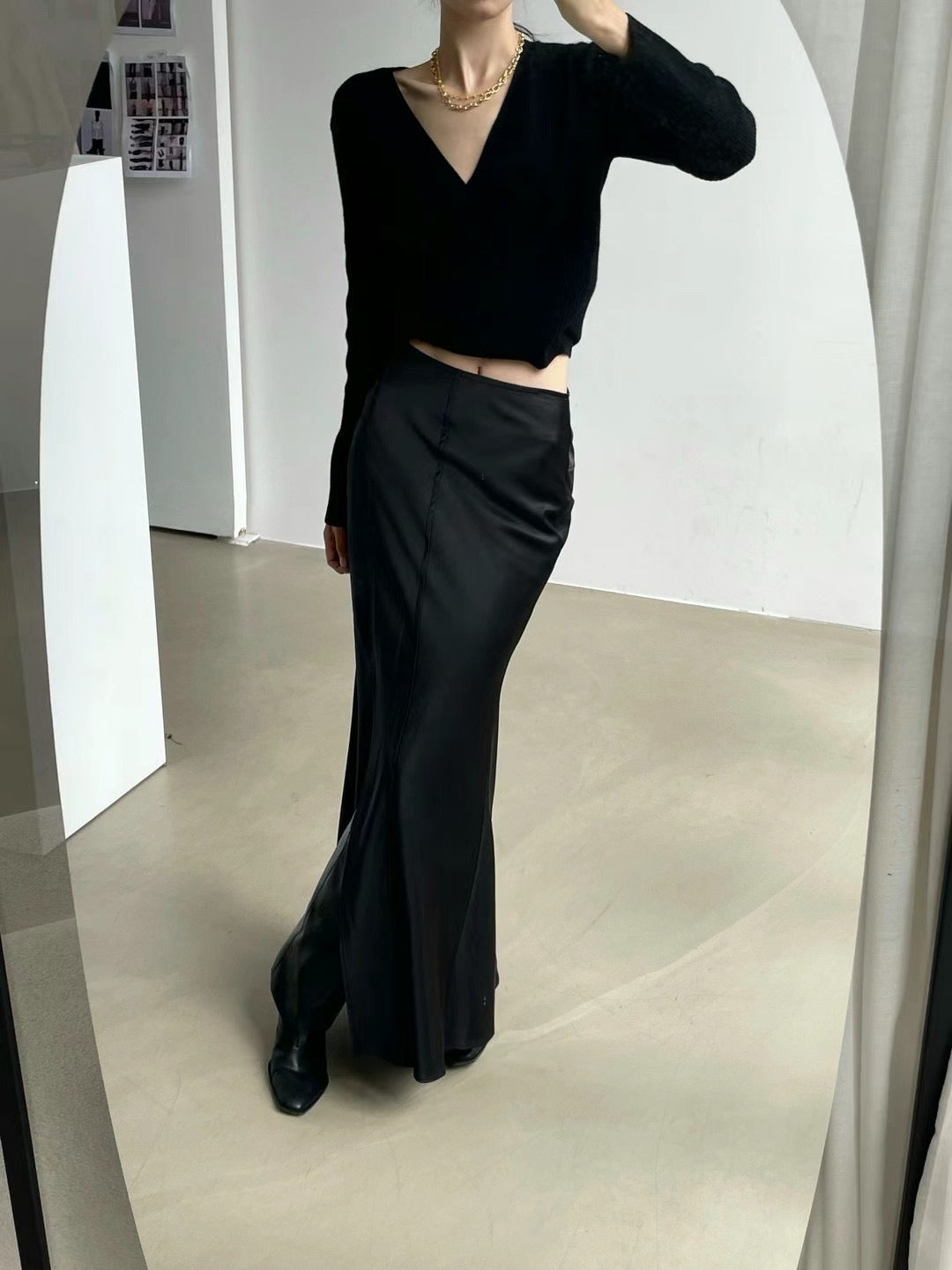 SLIM CUT SATIN SKIRT