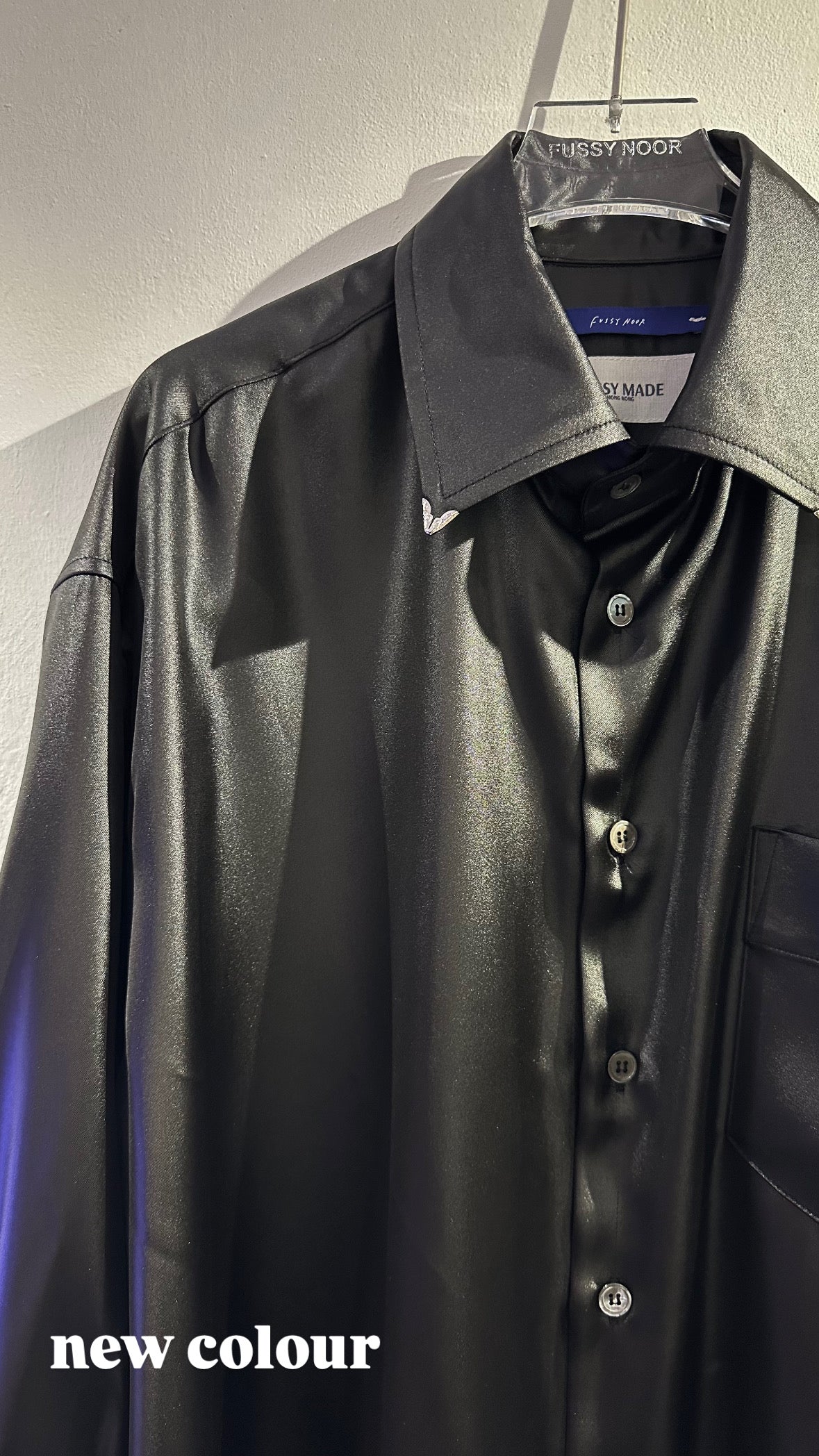 • FUSSY MADE • COLLAR TIPS SATIN SHIRT ( BLACK )