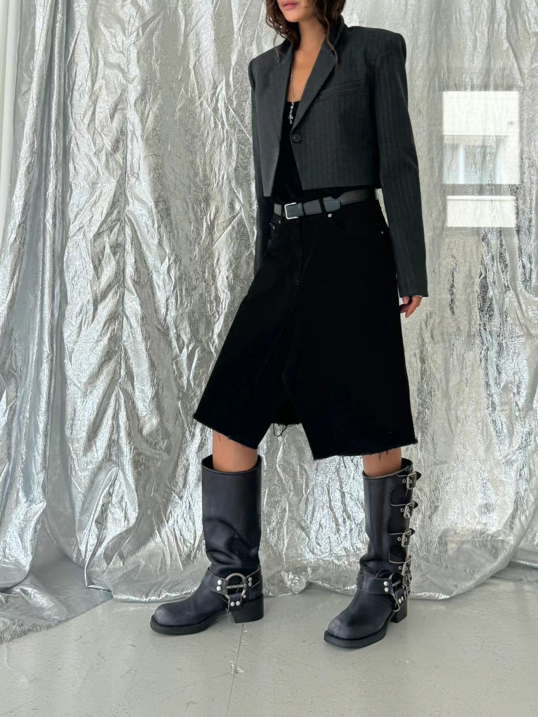 MID V CUT SKIRT
