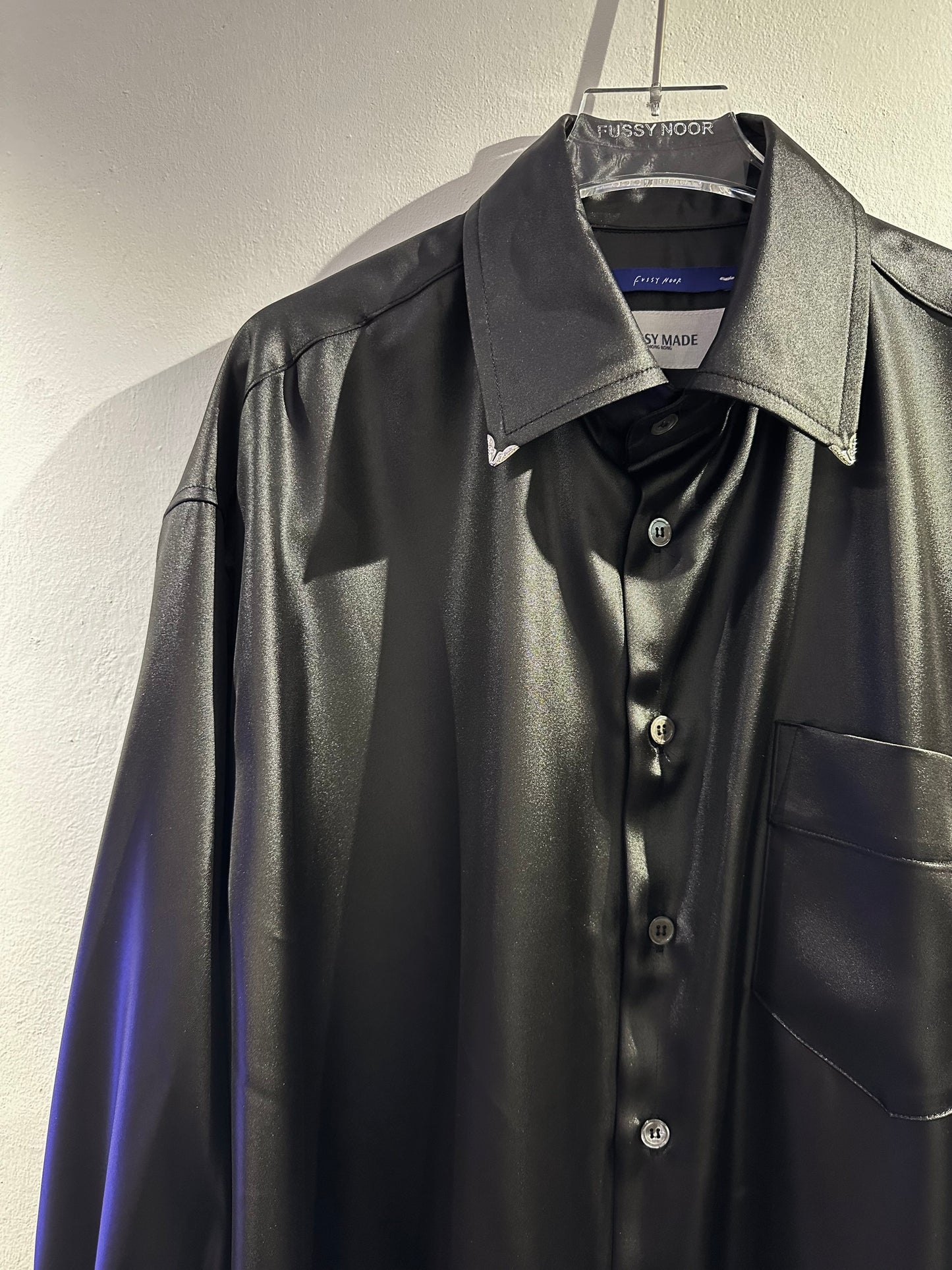 • FUSSY MADE • COLLAR TIPS SATIN SHIRT ( BLACK )