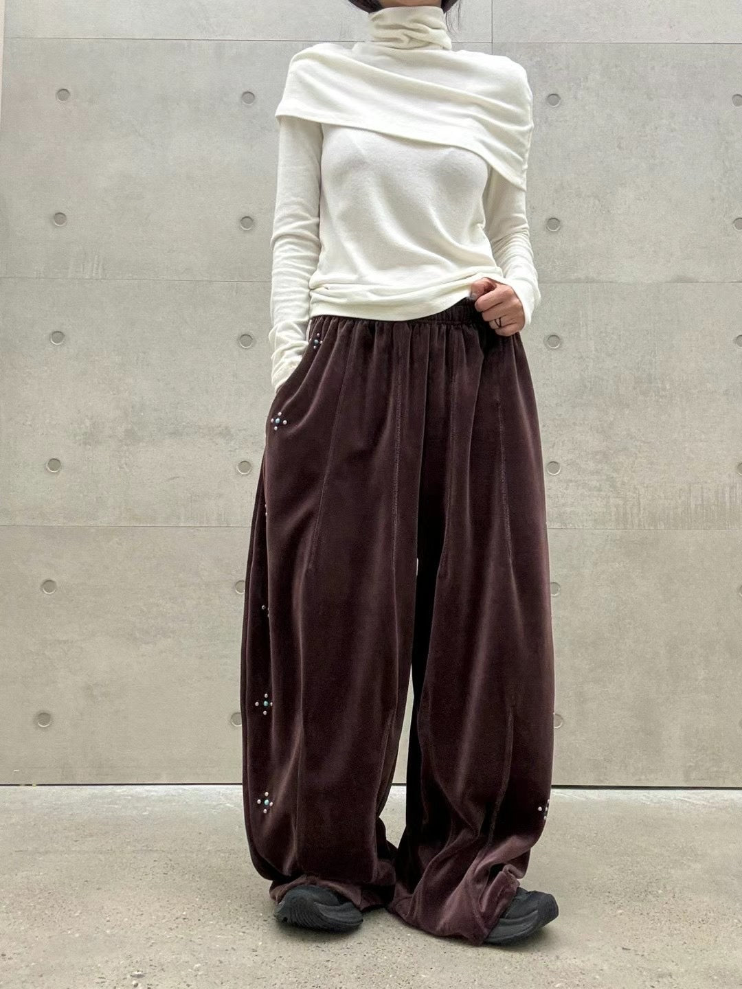 STAR STUDS VELVET PANTS